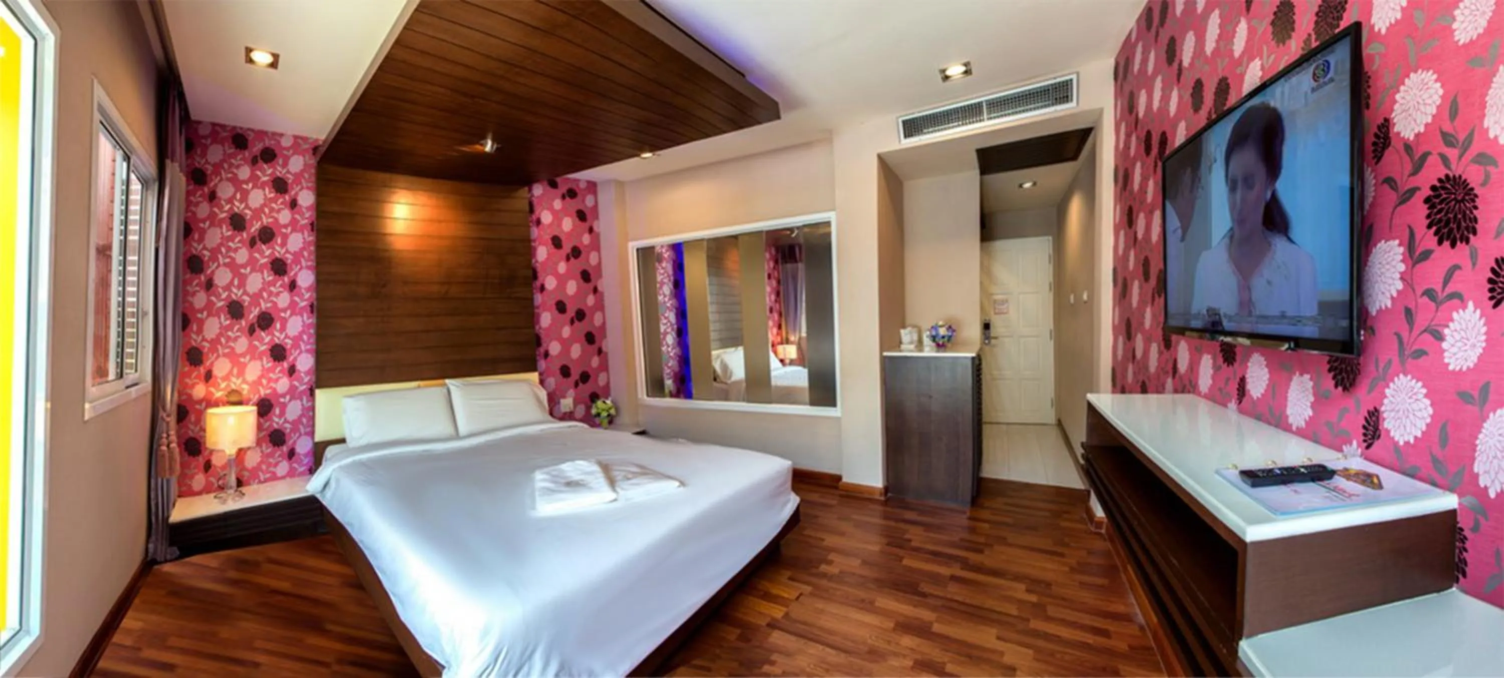 Photo of the whole room, Bed in The Ring Hotel