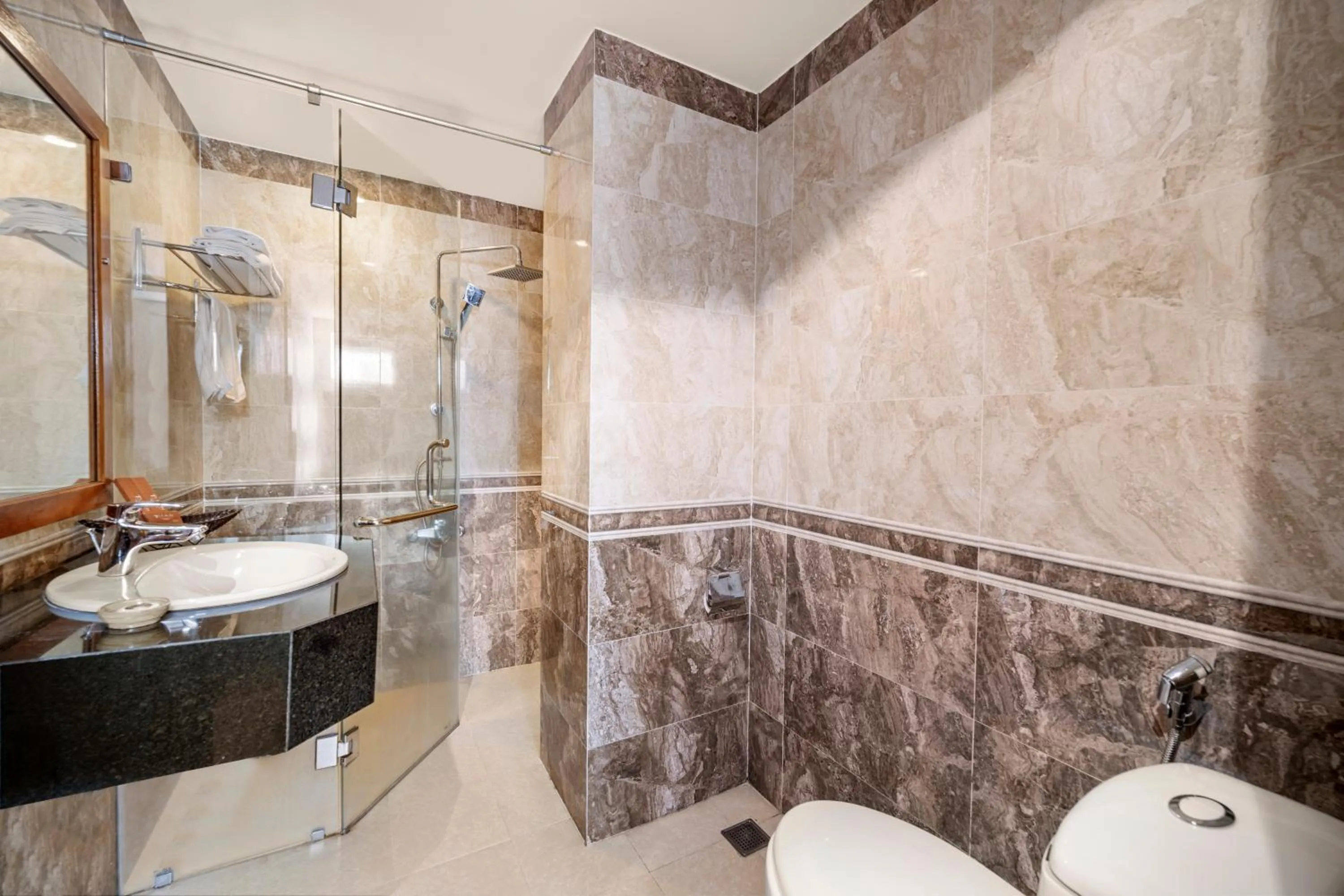 Shower in Titan Hotel Da Nang