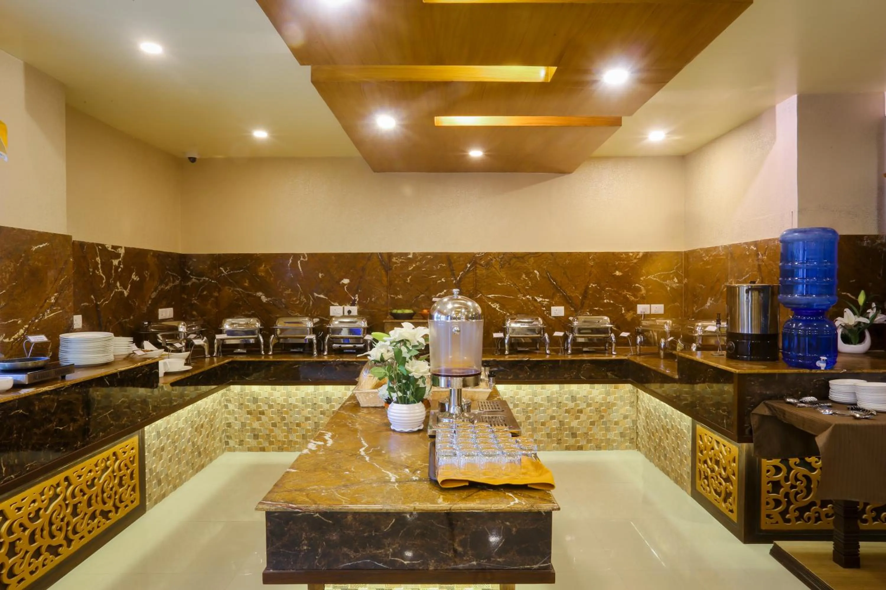Restaurant/places to eat in Yatri Suites and Spa