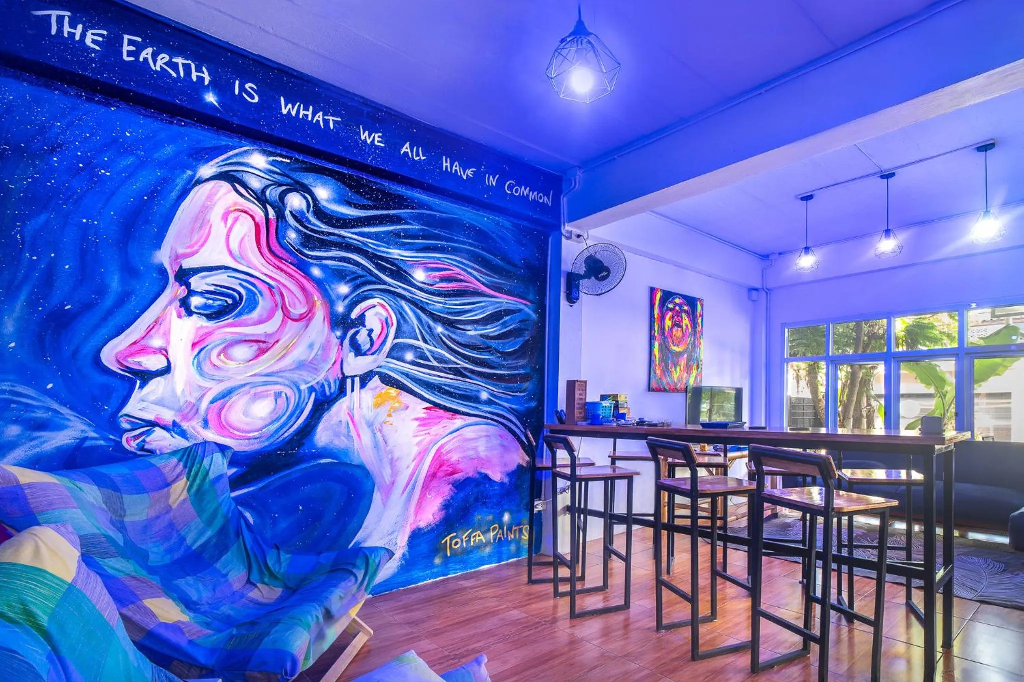 Communal lounge/ TV room in See Sea Backpackers House