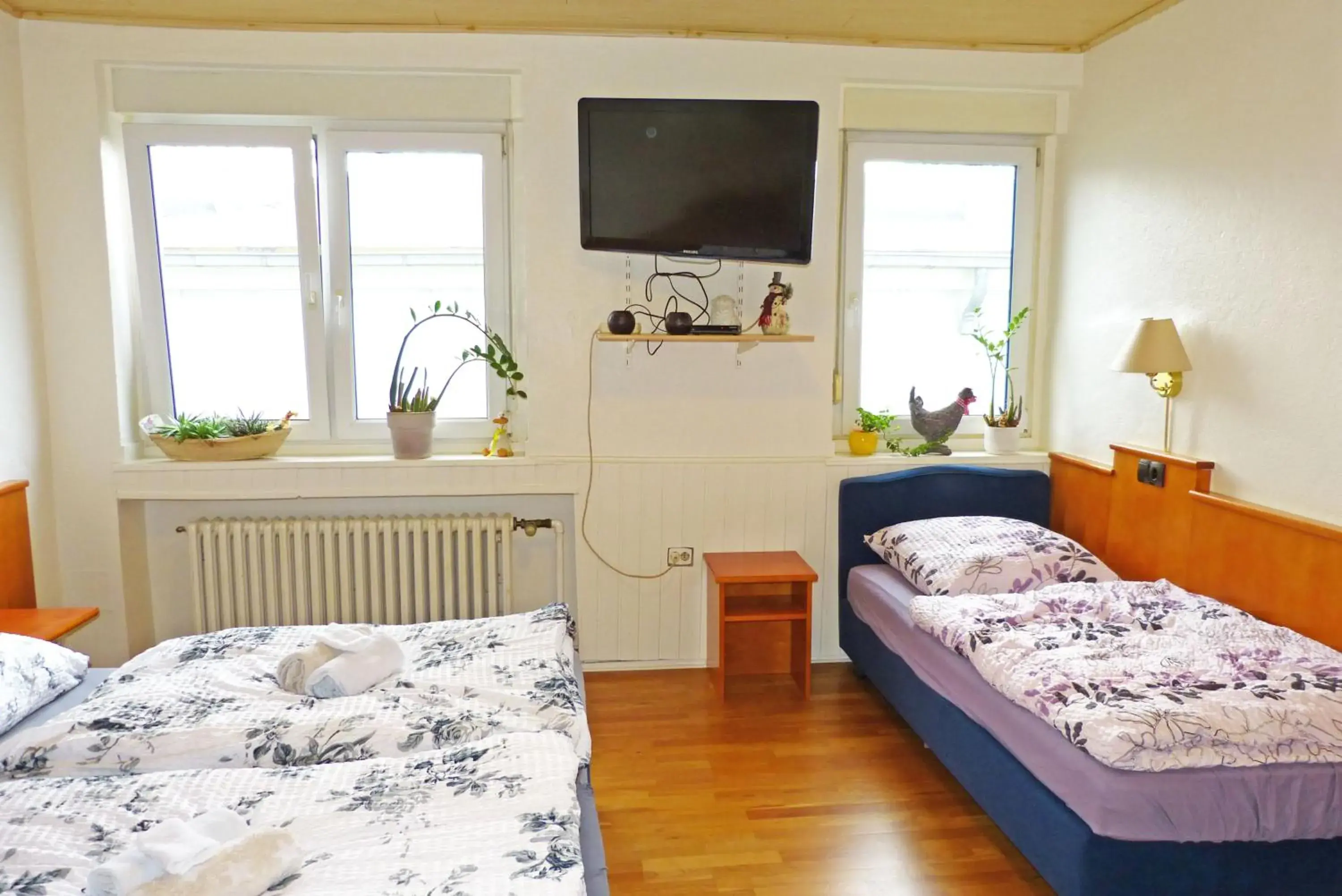 Basic Triple Room with Shared Bathroom in Messe-Zimmer TuS-Treff Basic Triple Room with Shared Bathroom in Messe-Zimmer TuS-Treff