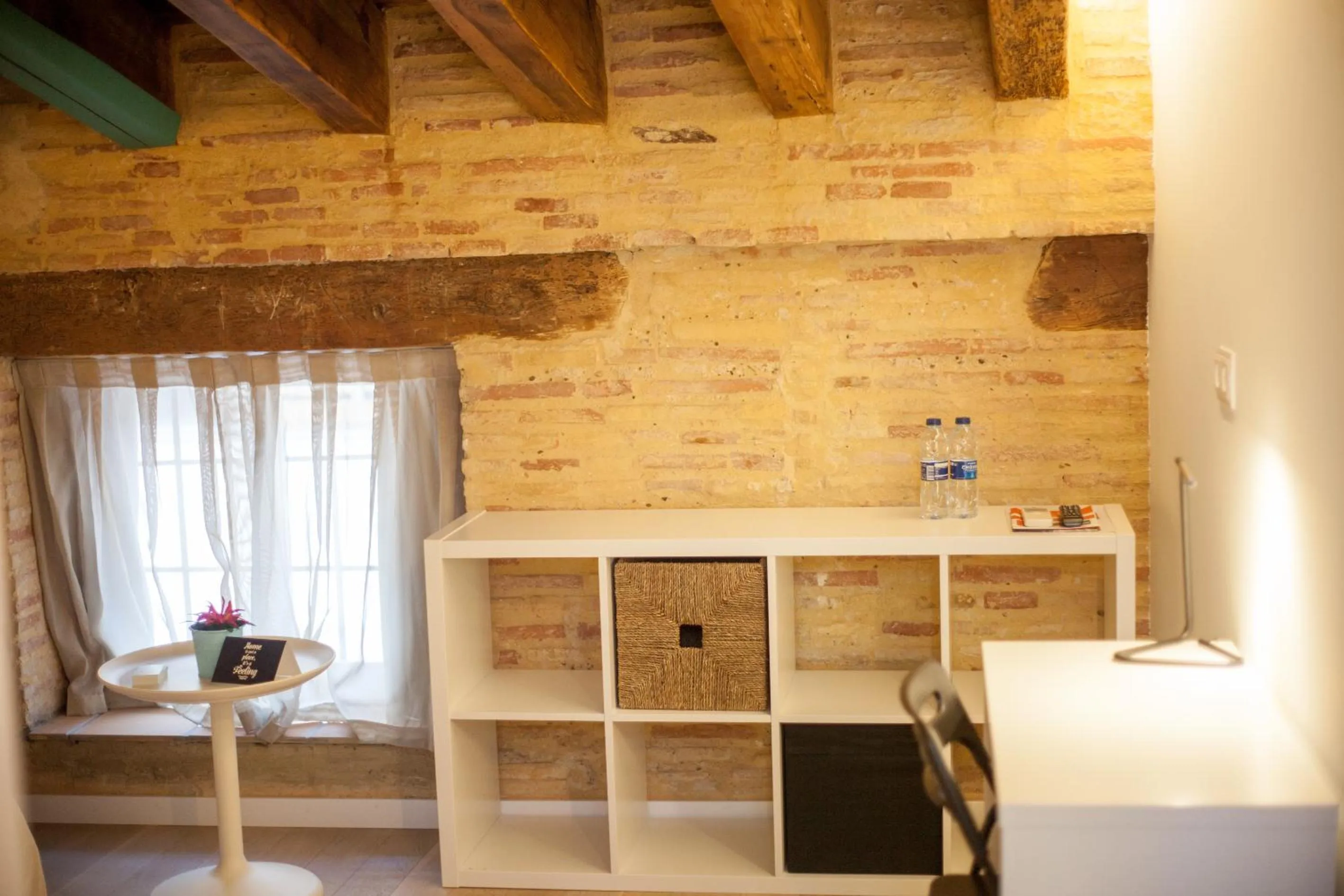 Photo of the whole room in Host & Home