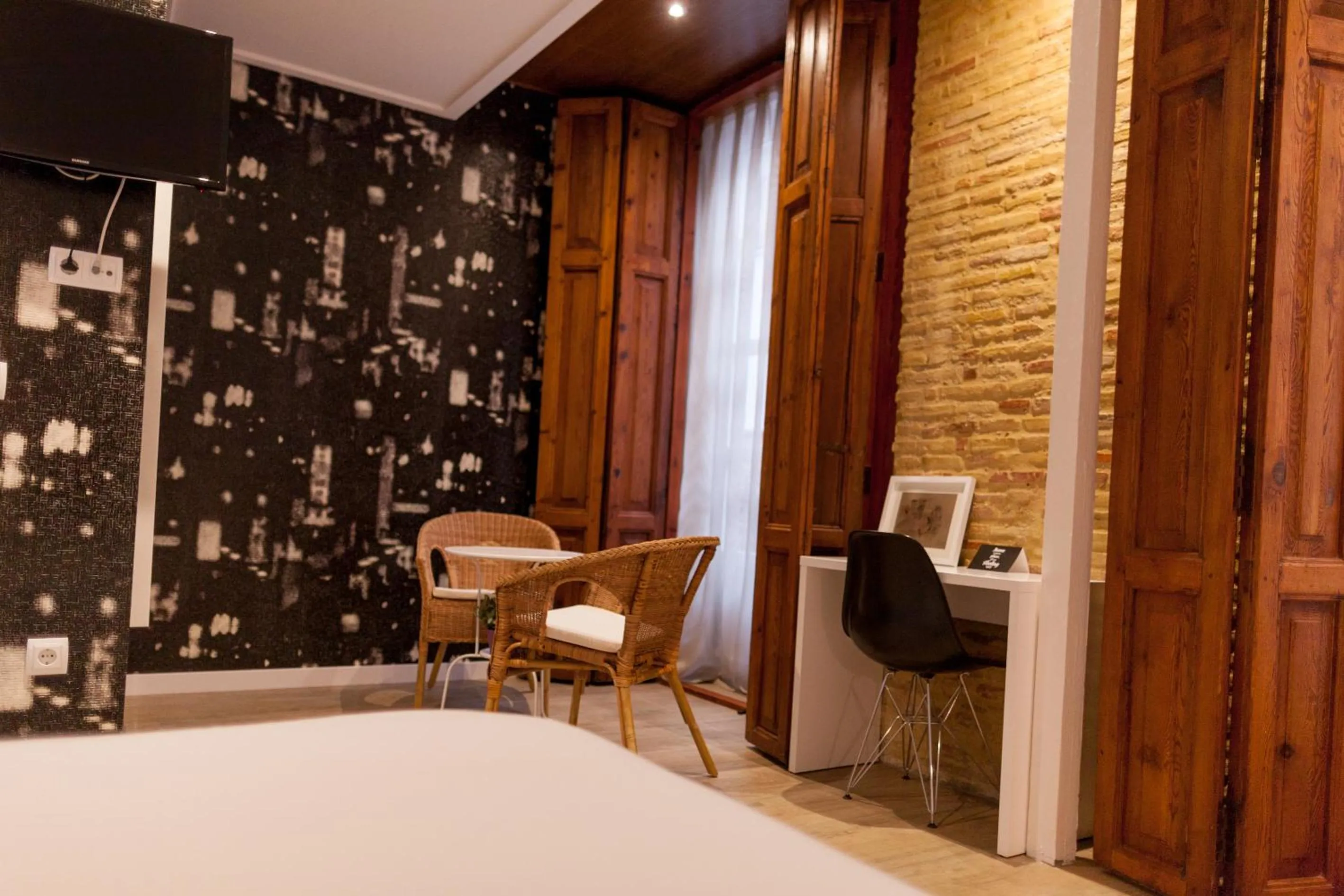 Seating area, Bed in Host & Home