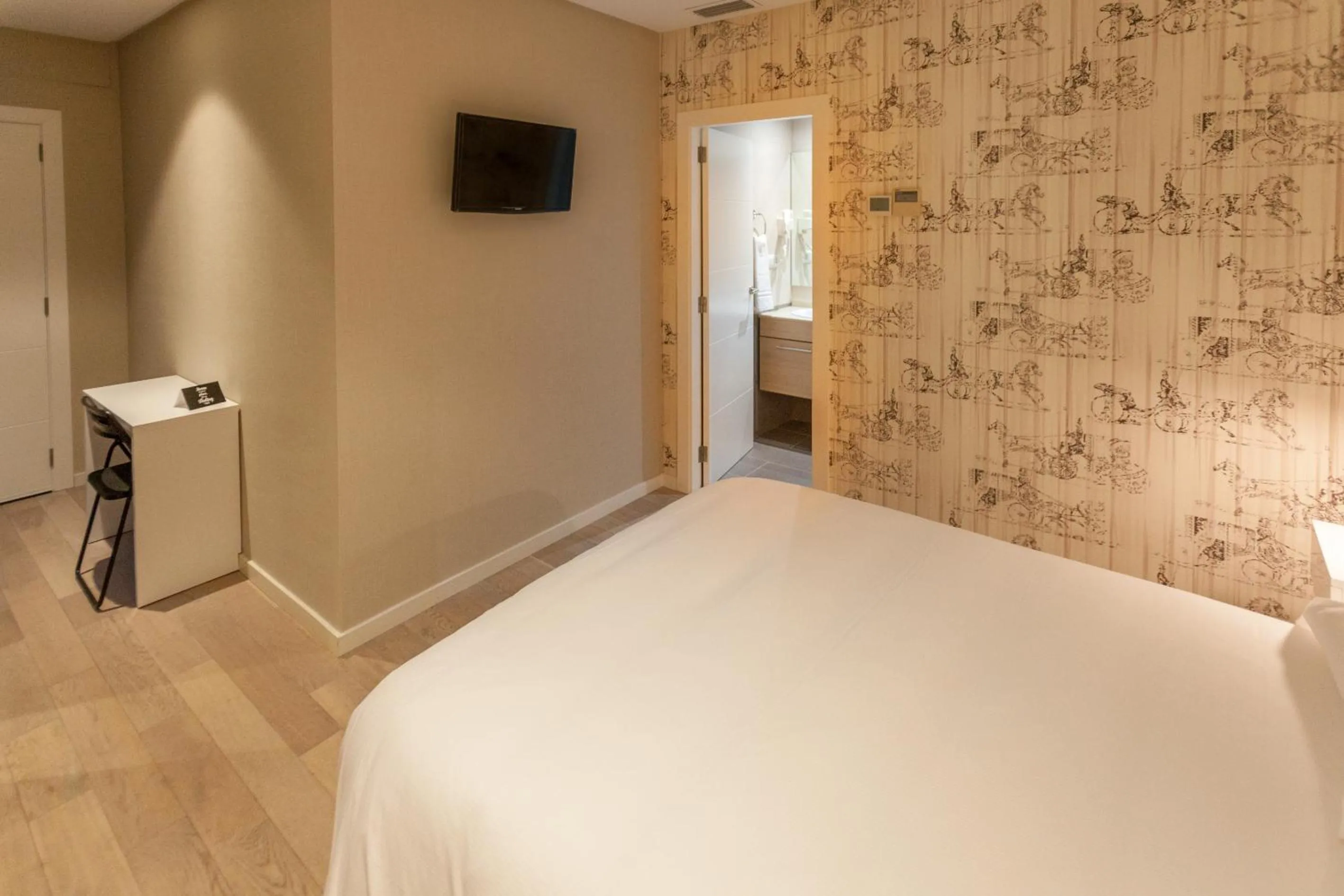 Photo of the whole room, Bed in Host & Home