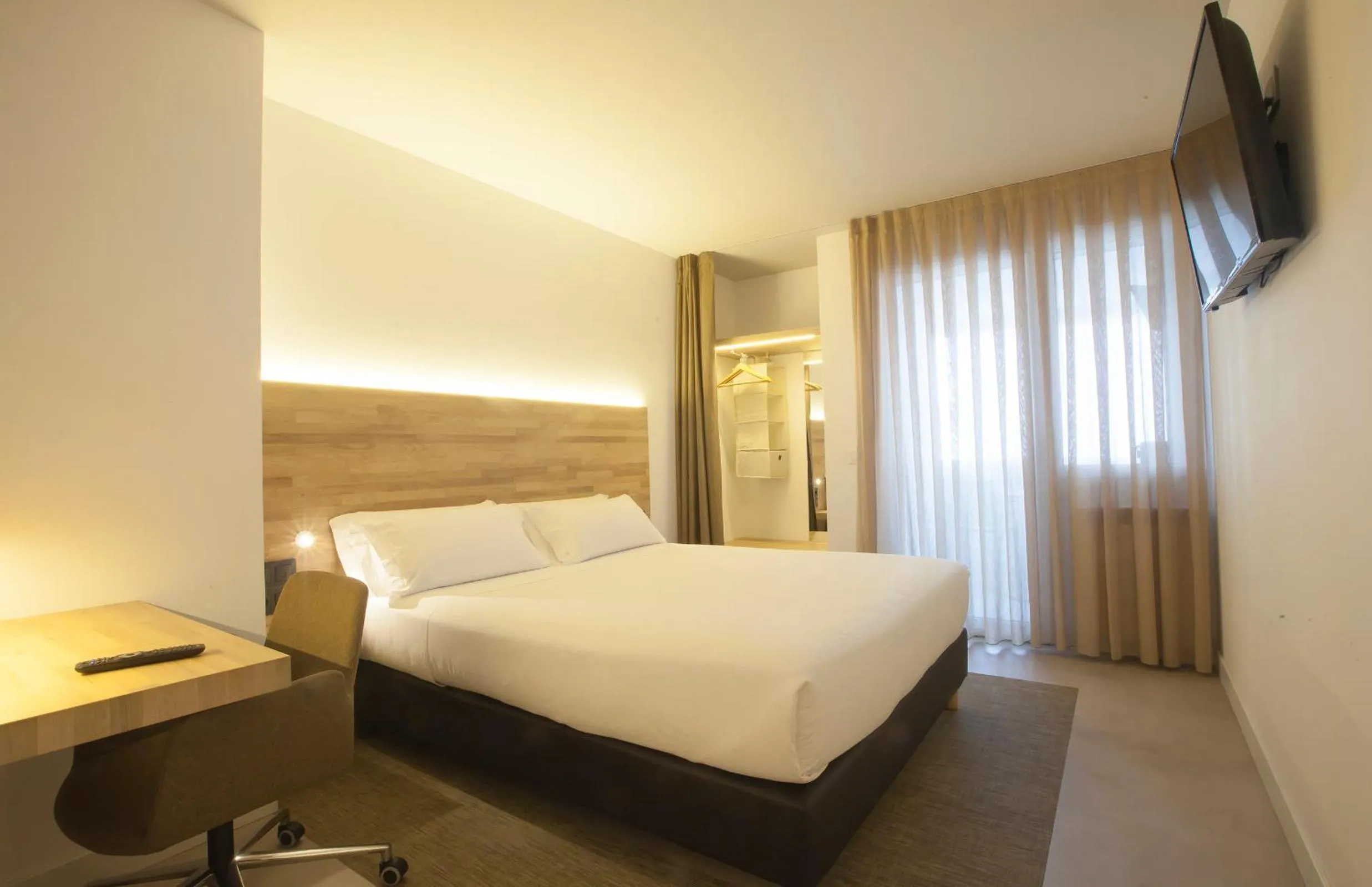 Photo of the whole room, Bed in Hotel A Pamplona