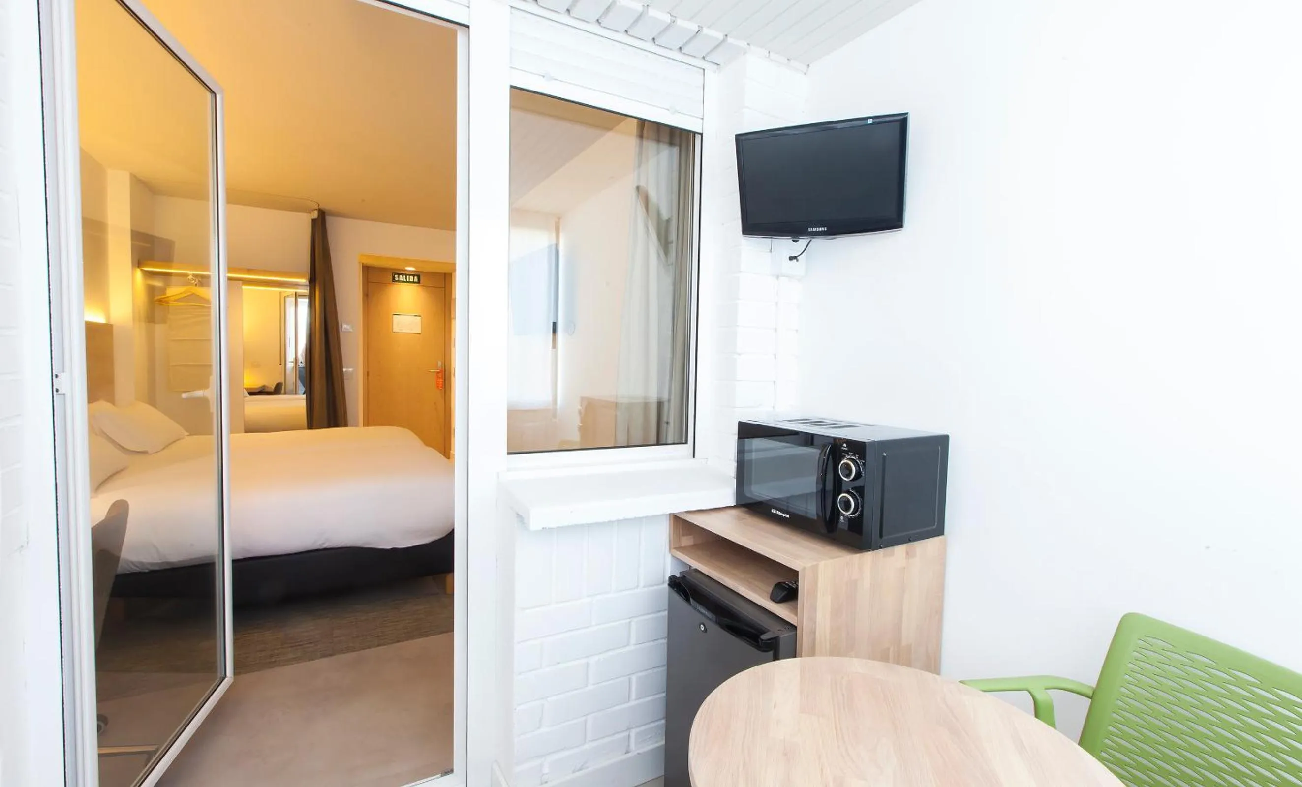 Balcony/Terrace, Bed in Hotel A Pamplona