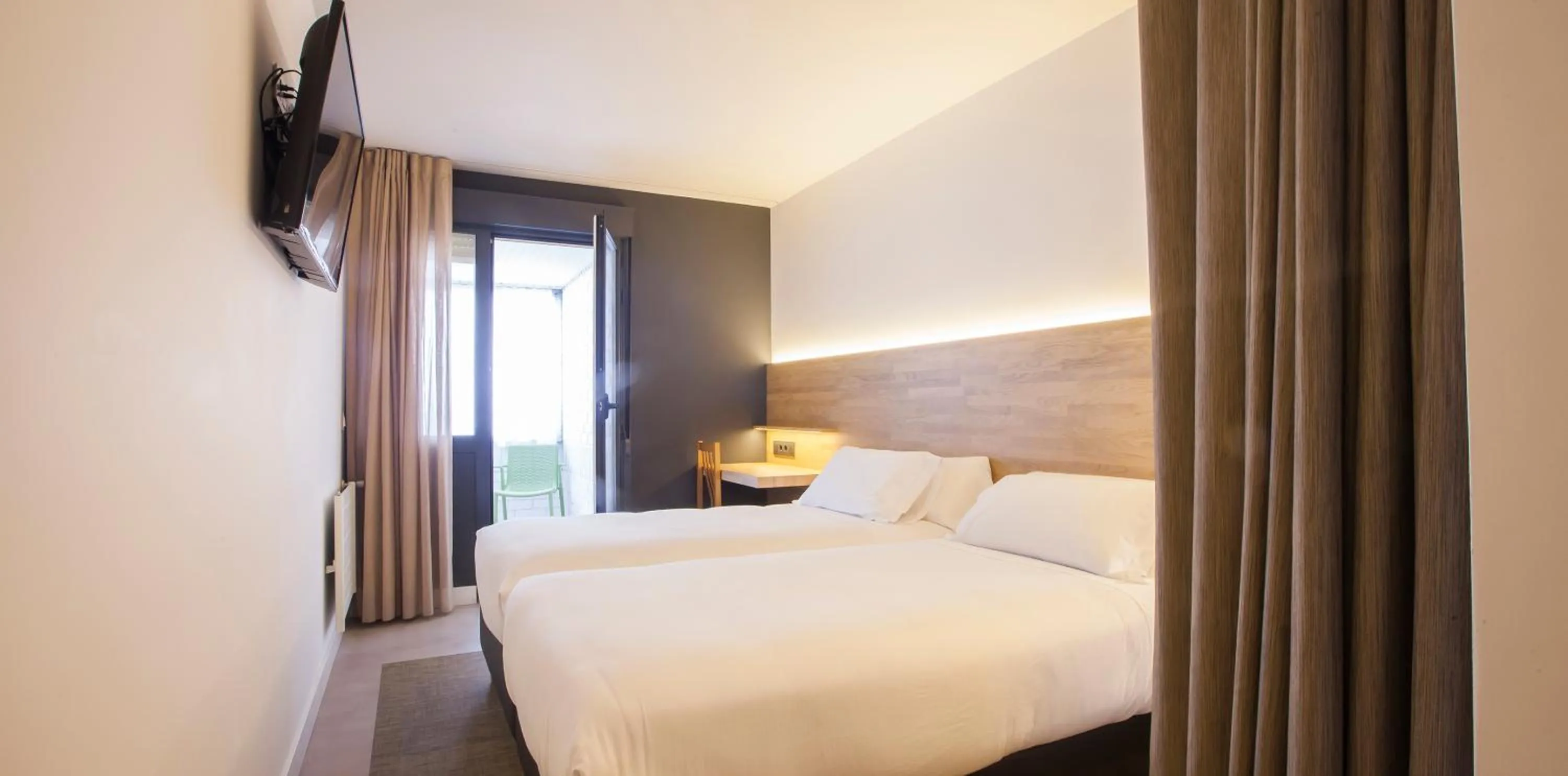 Balcony/Terrace, Bed in Hotel A Pamplona