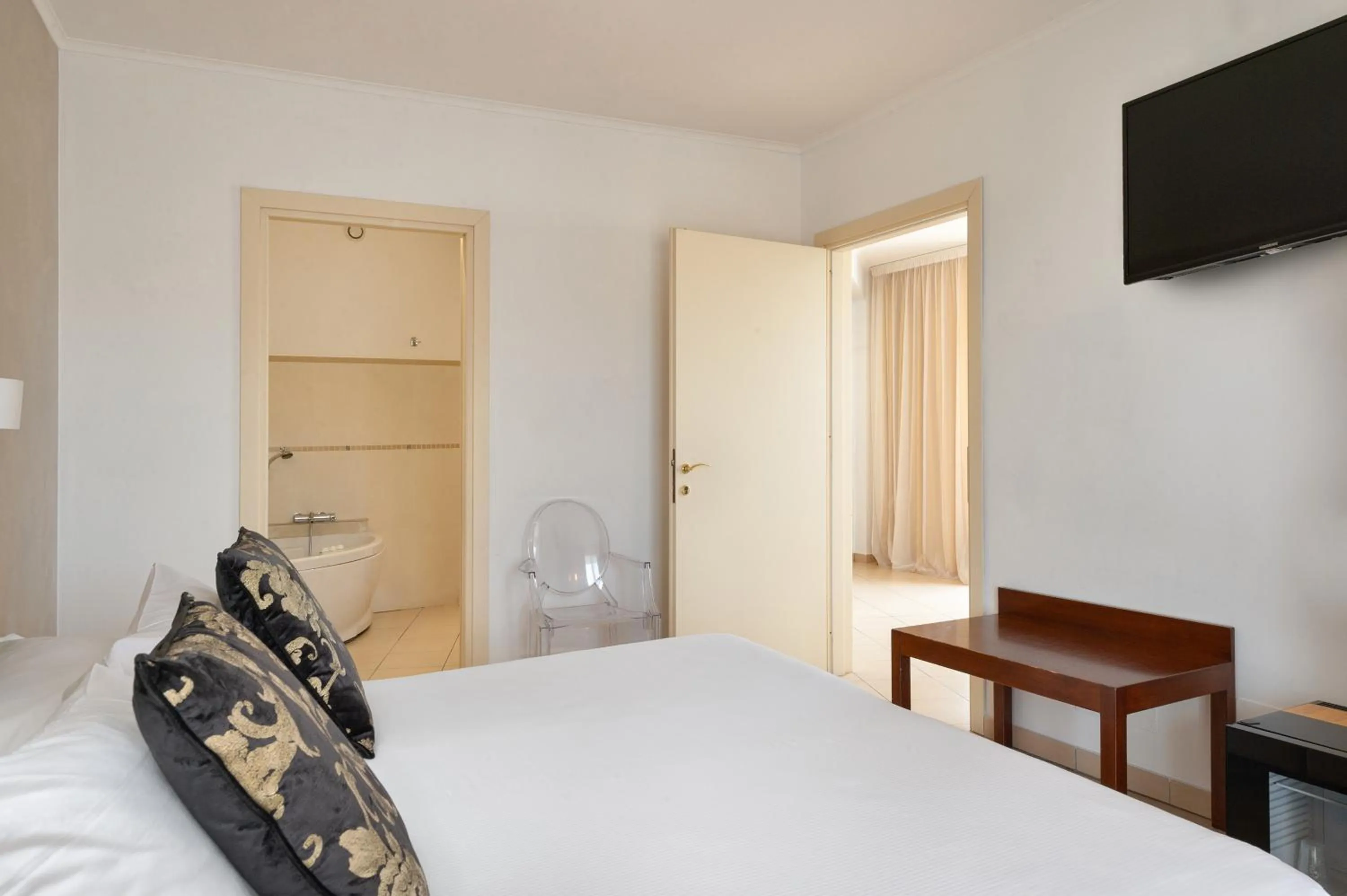 Bedroom, Bed in Grand Hotel Sofia