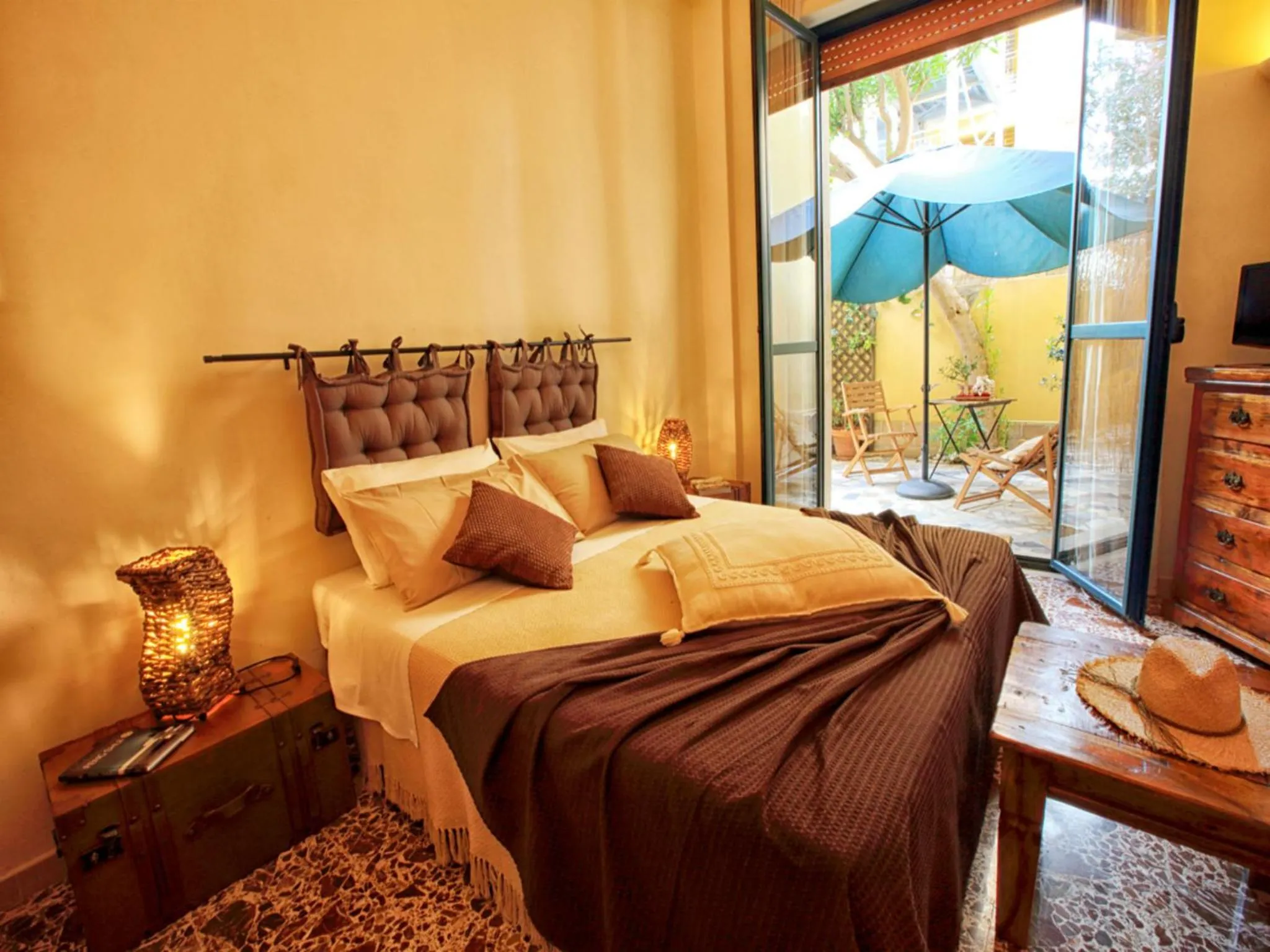 Patio, Bed in Kalinikta B&B