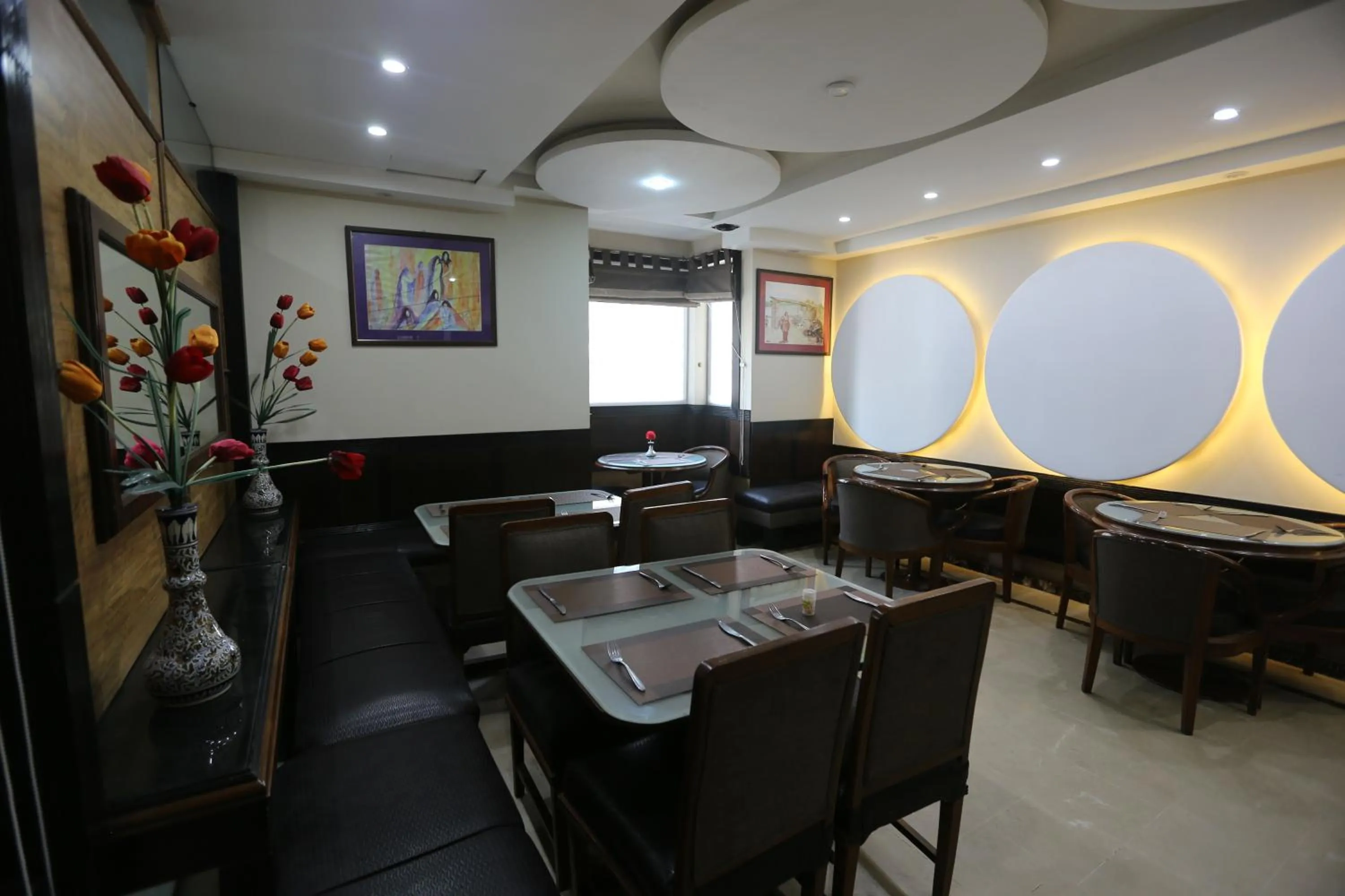 Restaurant/places to eat in City Centre Suites