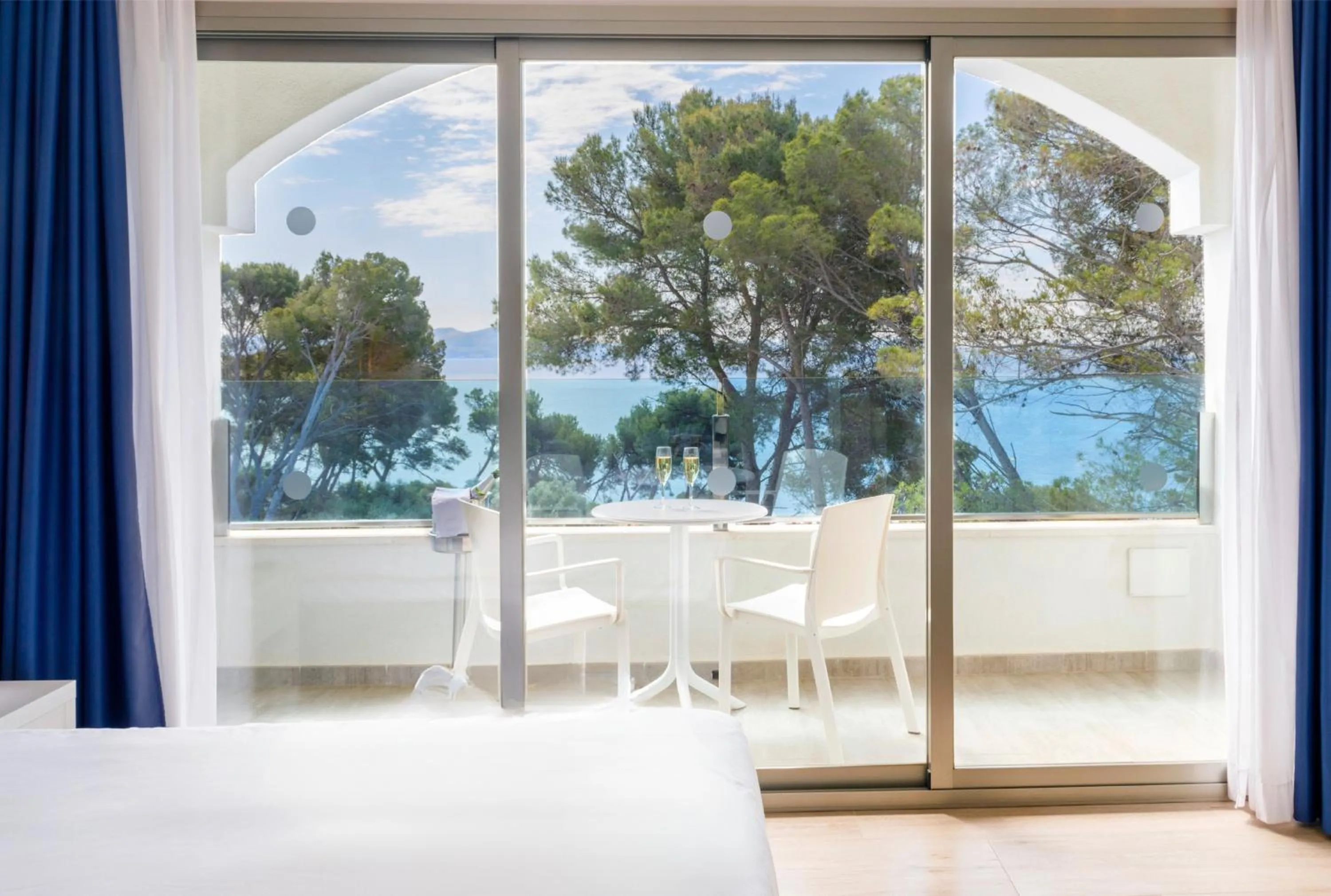 Photo of the whole room, Bed in Alcanada Golf Hotel