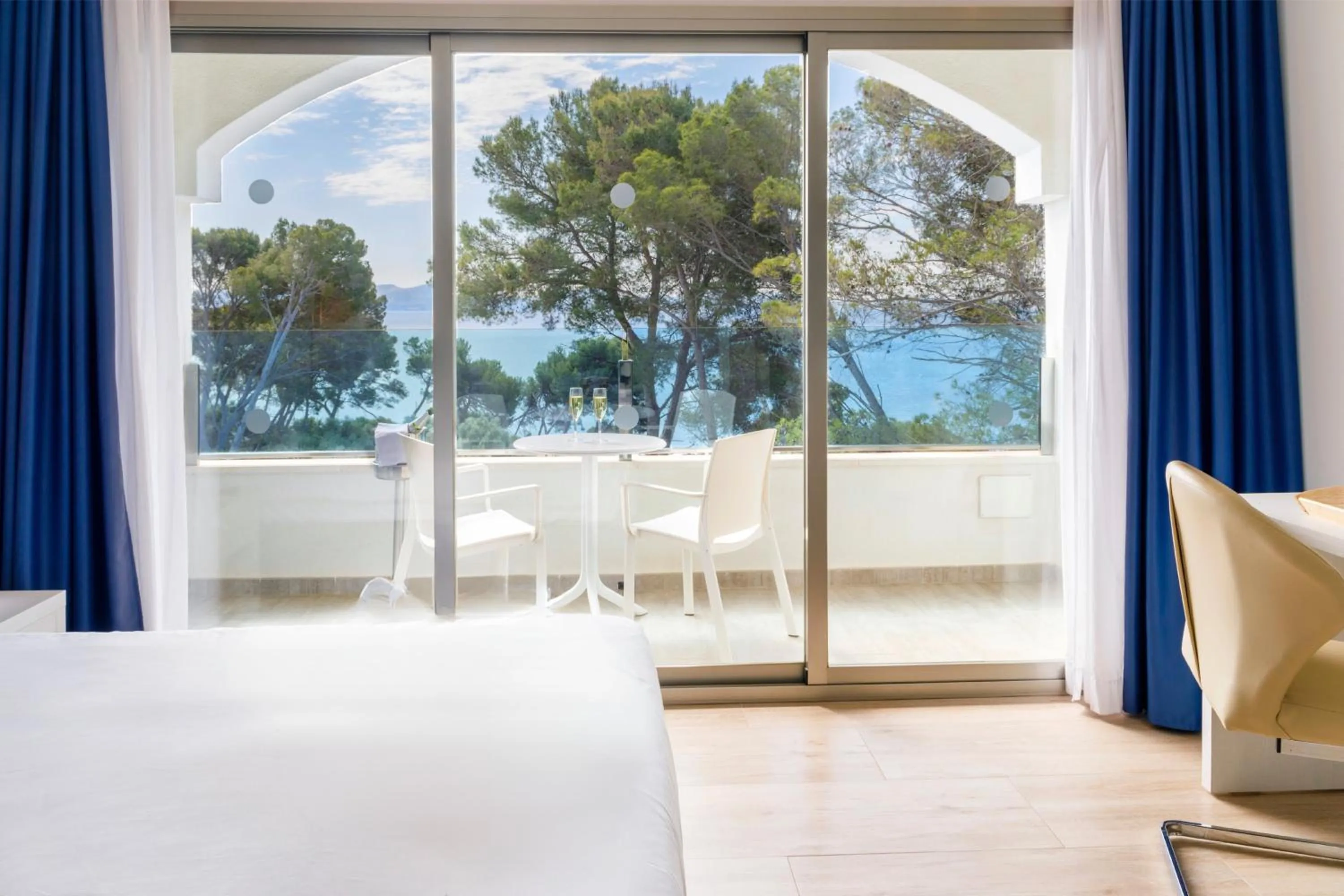 Photo of the whole room, Bed in Alcanada Golf Hotel