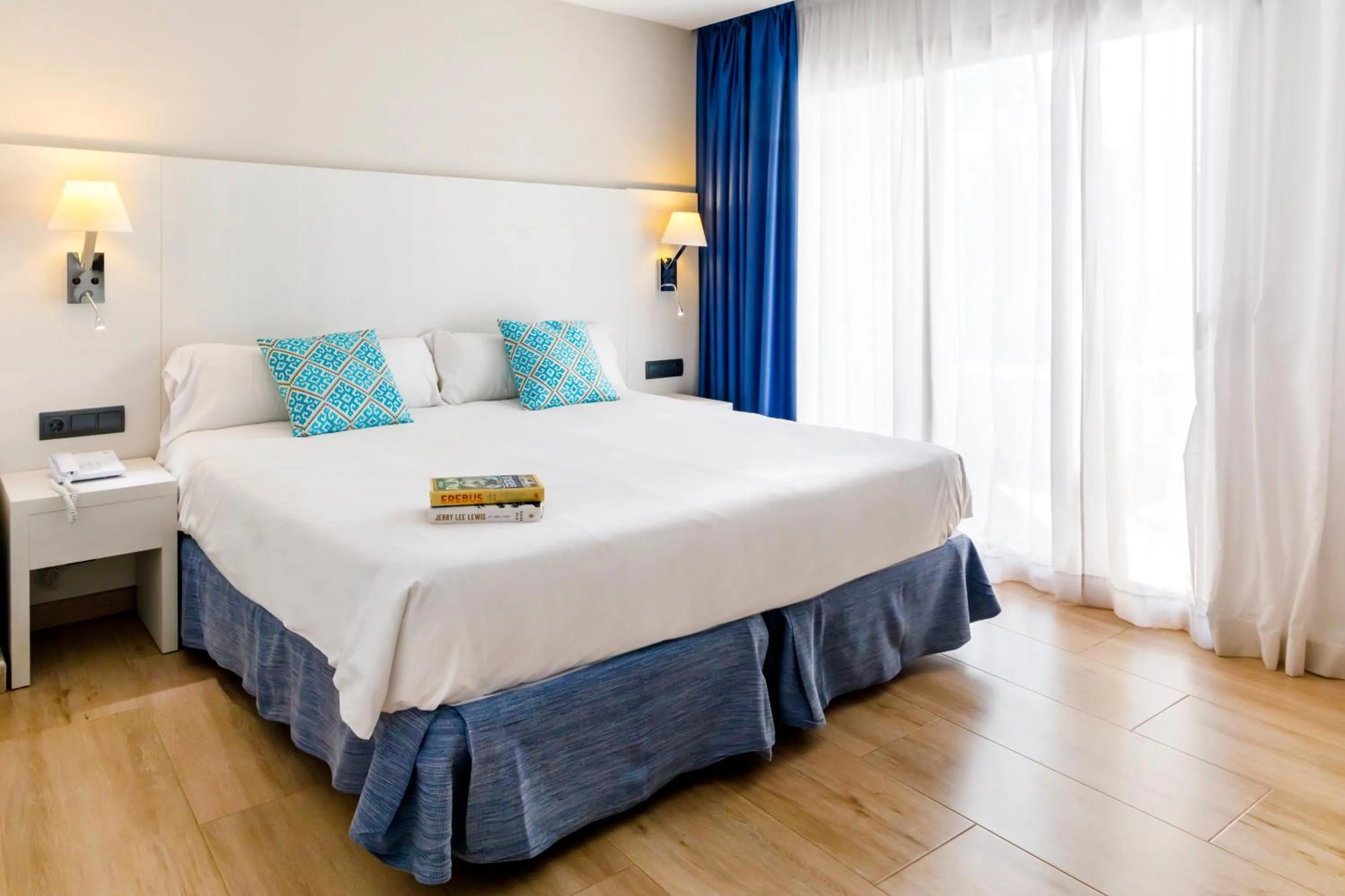 Bed in Mar Hotels Alcanada