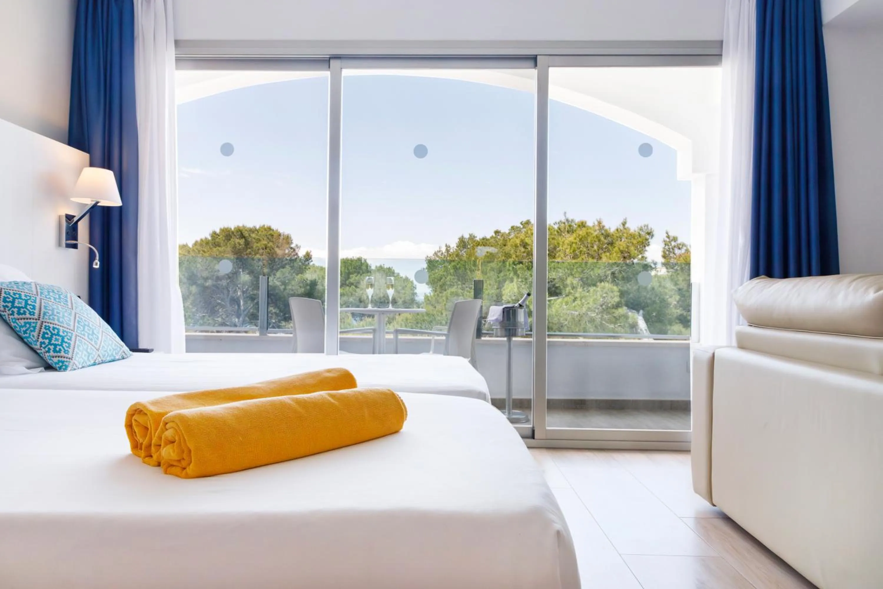 Bed in Mar Hotels Alcanada