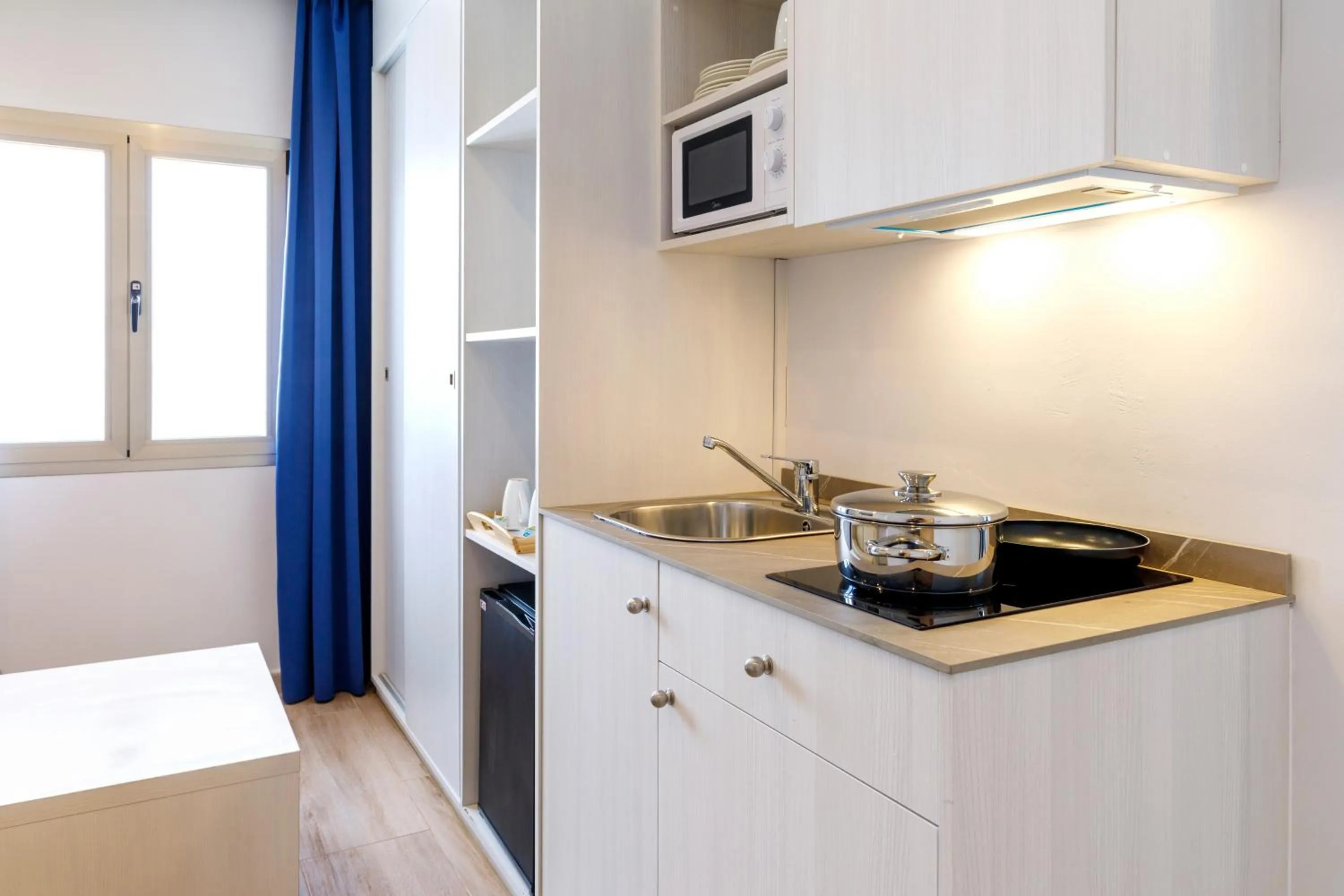 Kitchen or kitchenette in Alcanada Golf Hotel