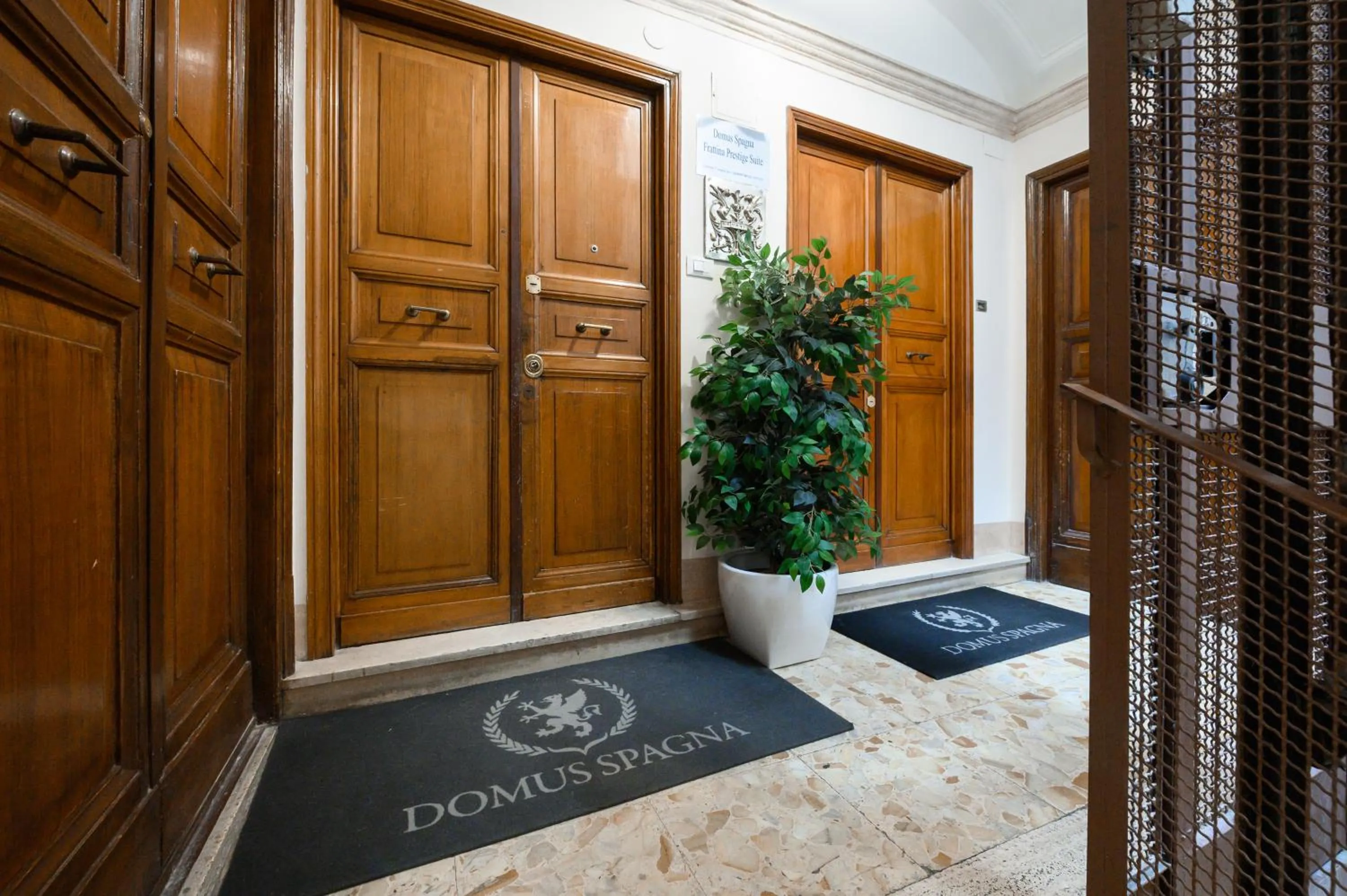 Logo/Certificate/Sign in Domus Spagna Frattina