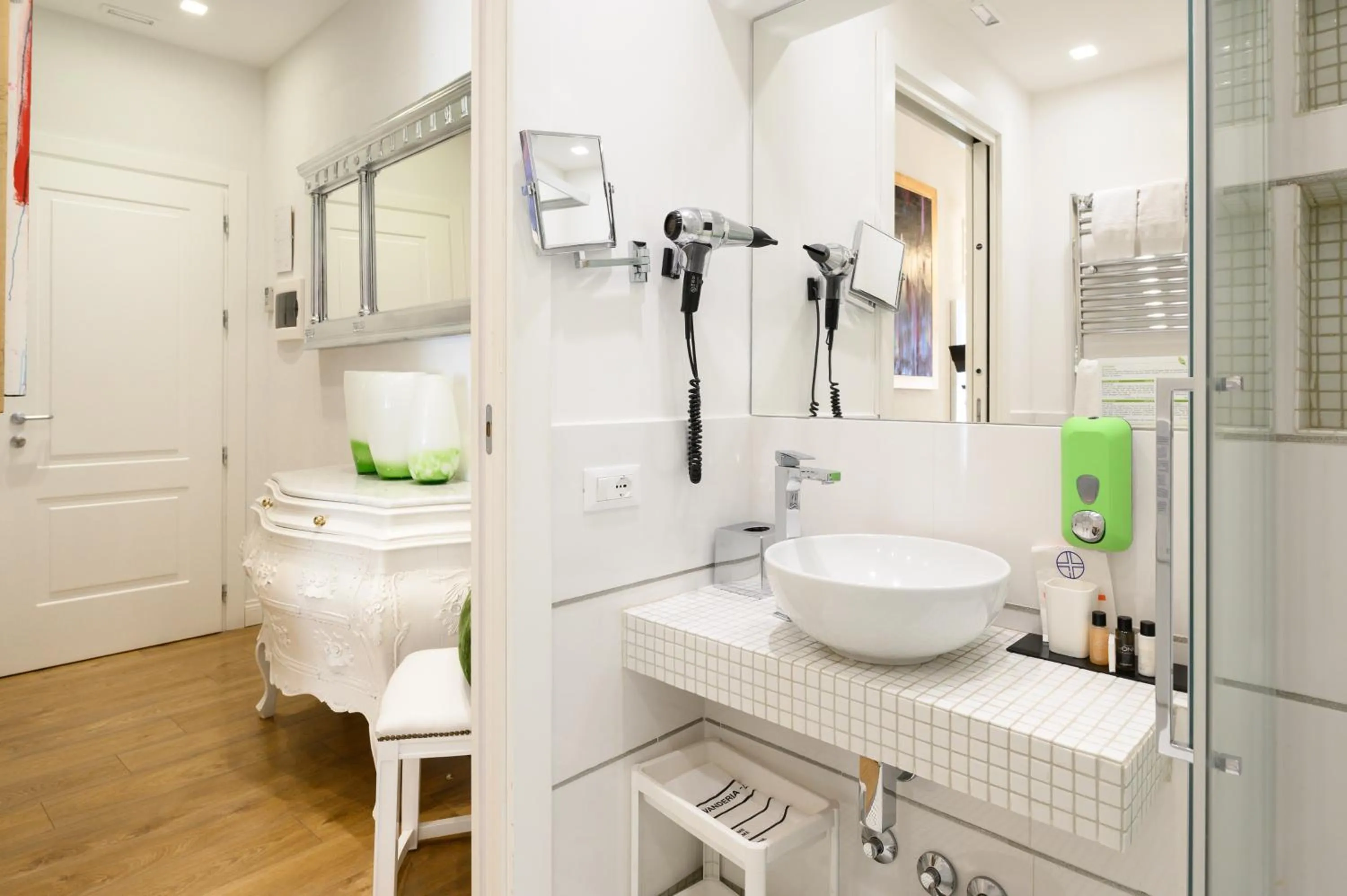 Shower in Domus Spagna Frattina