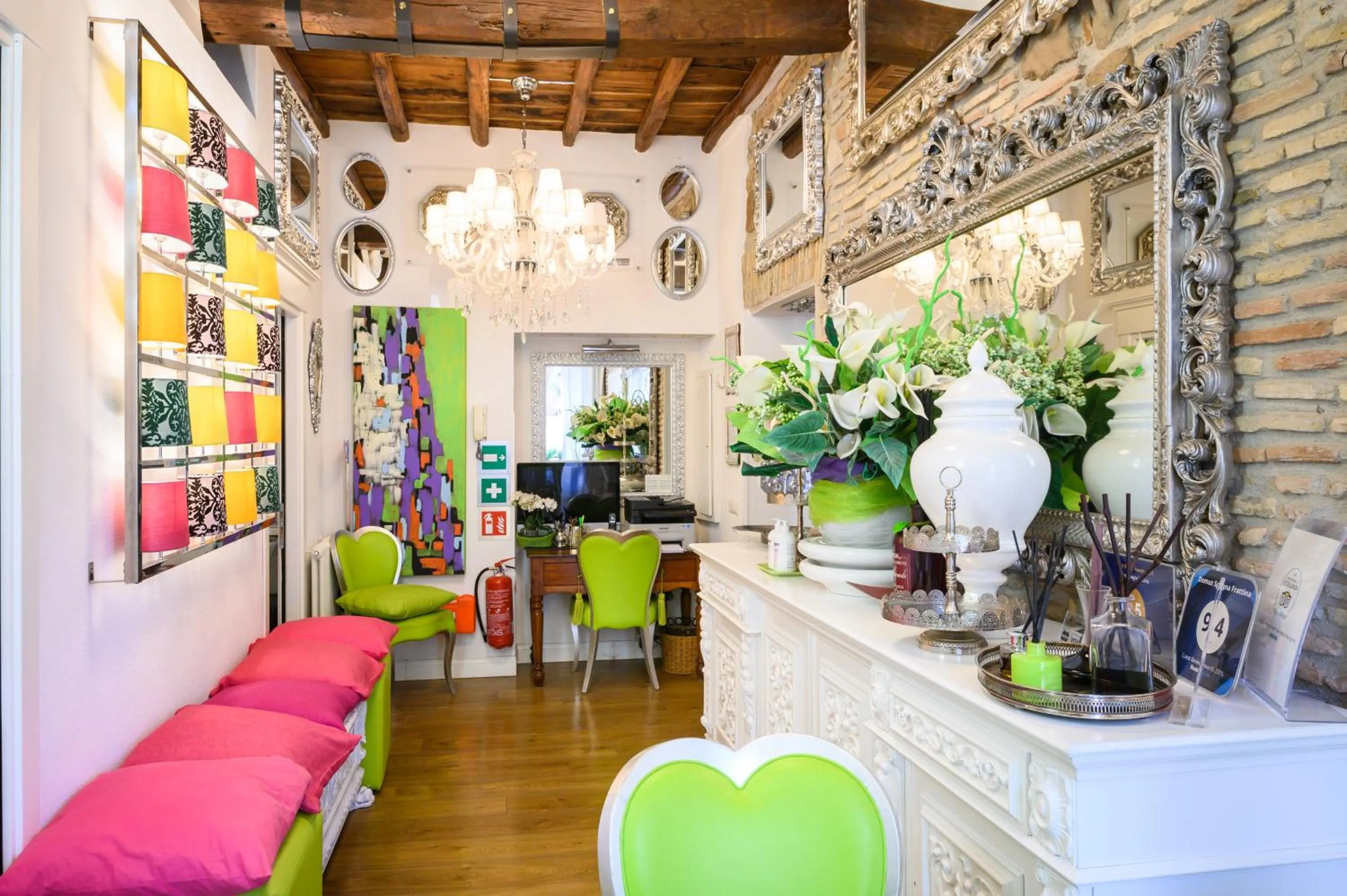 Seating area in Domus Spagna Frattina