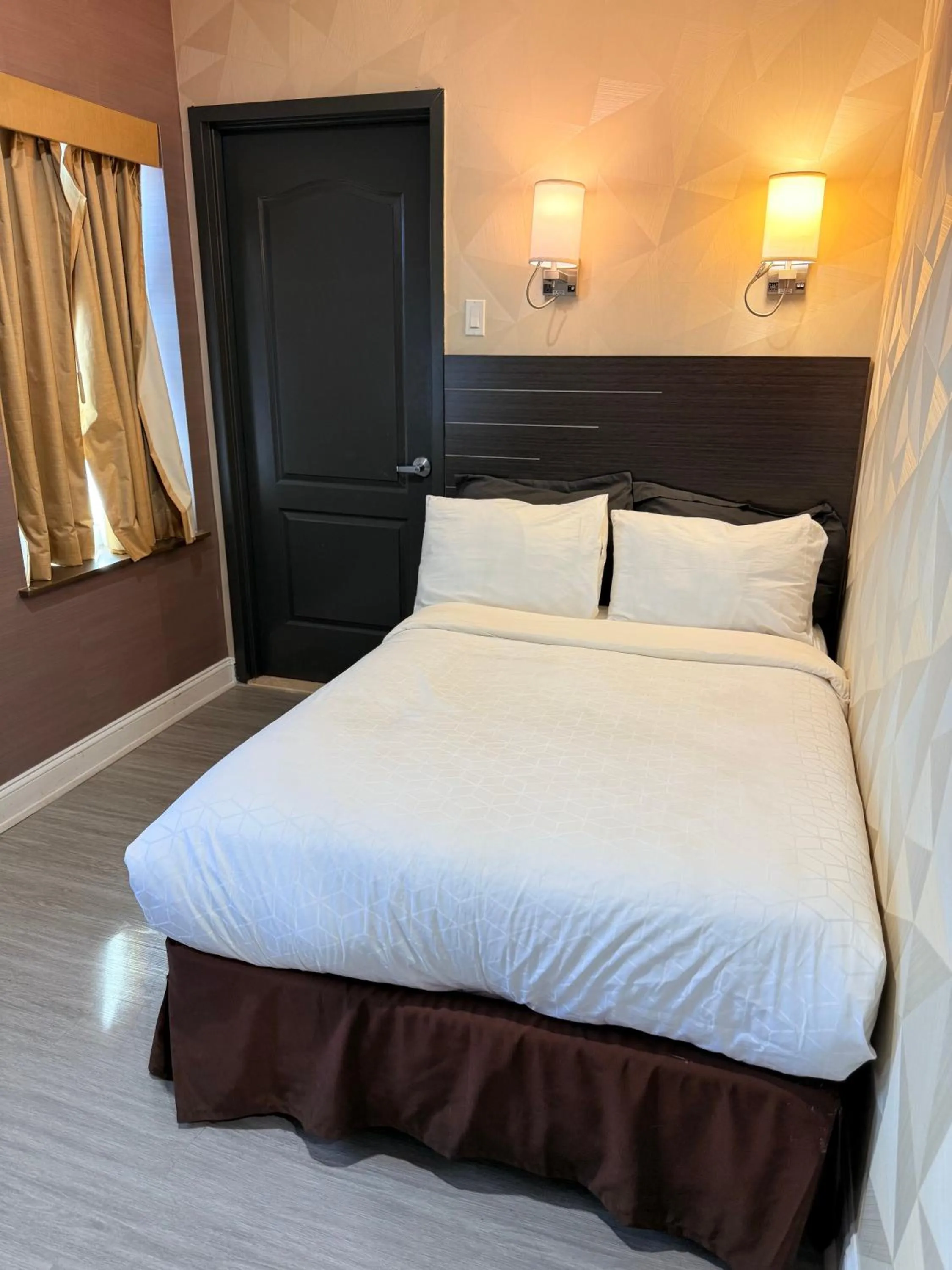 Photo of the whole room, Bed in Grandview Hotel New York