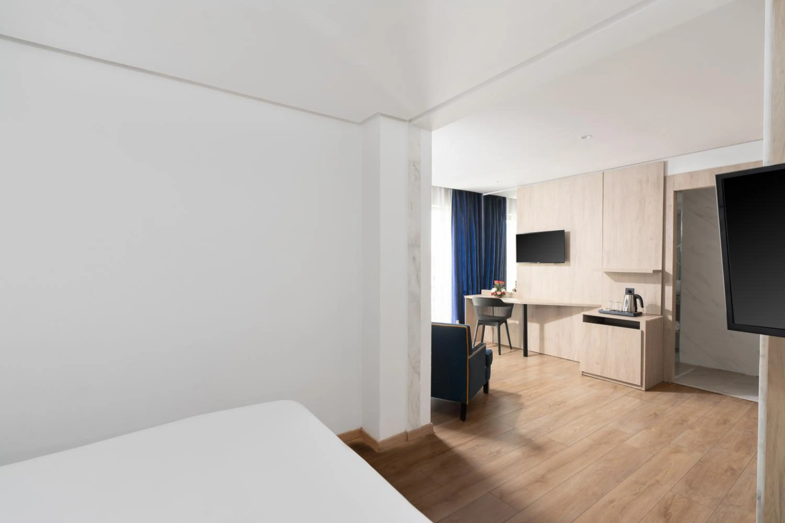 Communal lounge/ TV room, Bed in Rihab Hotel