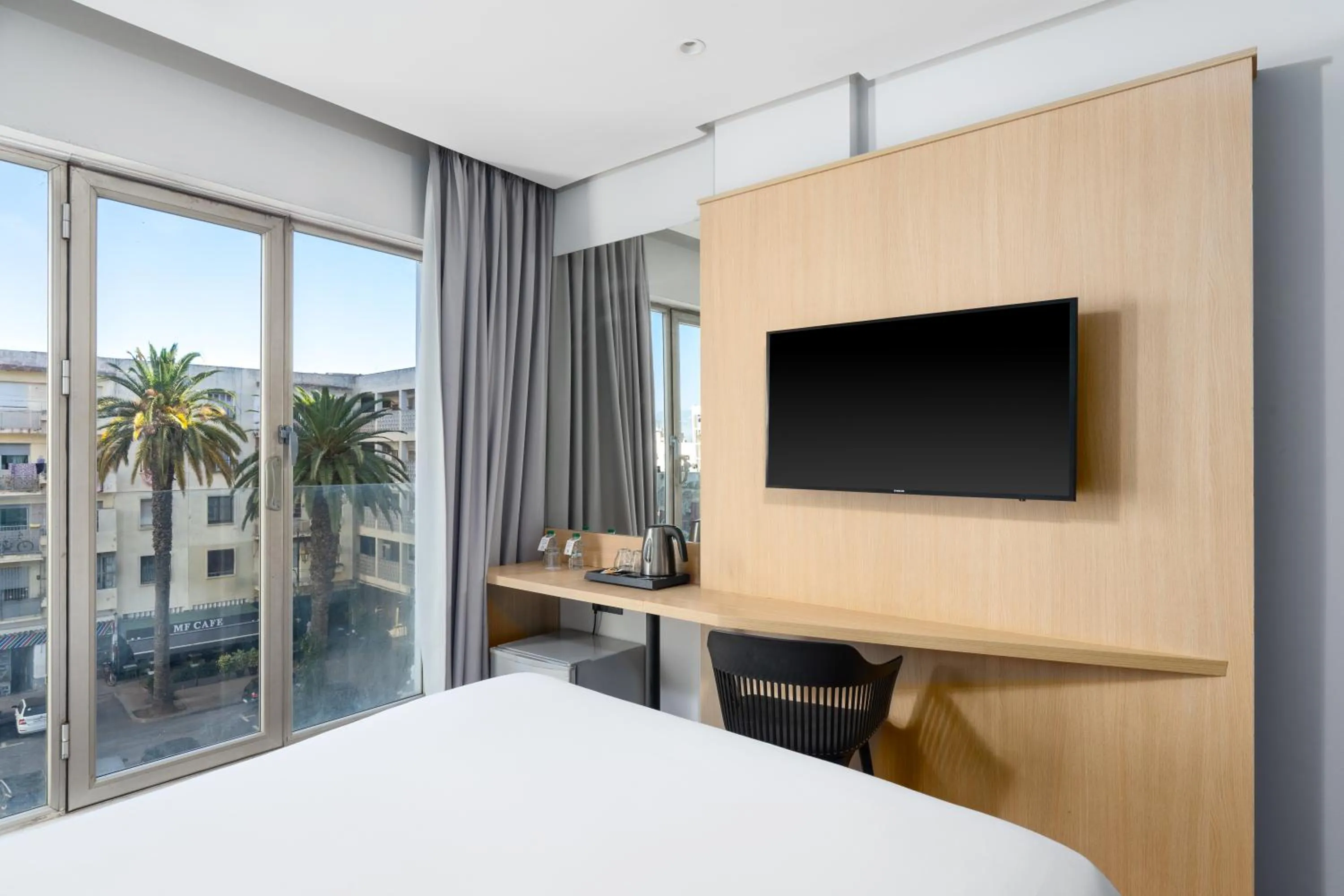 Communal lounge/ TV room, Bed in Rihab Hotel