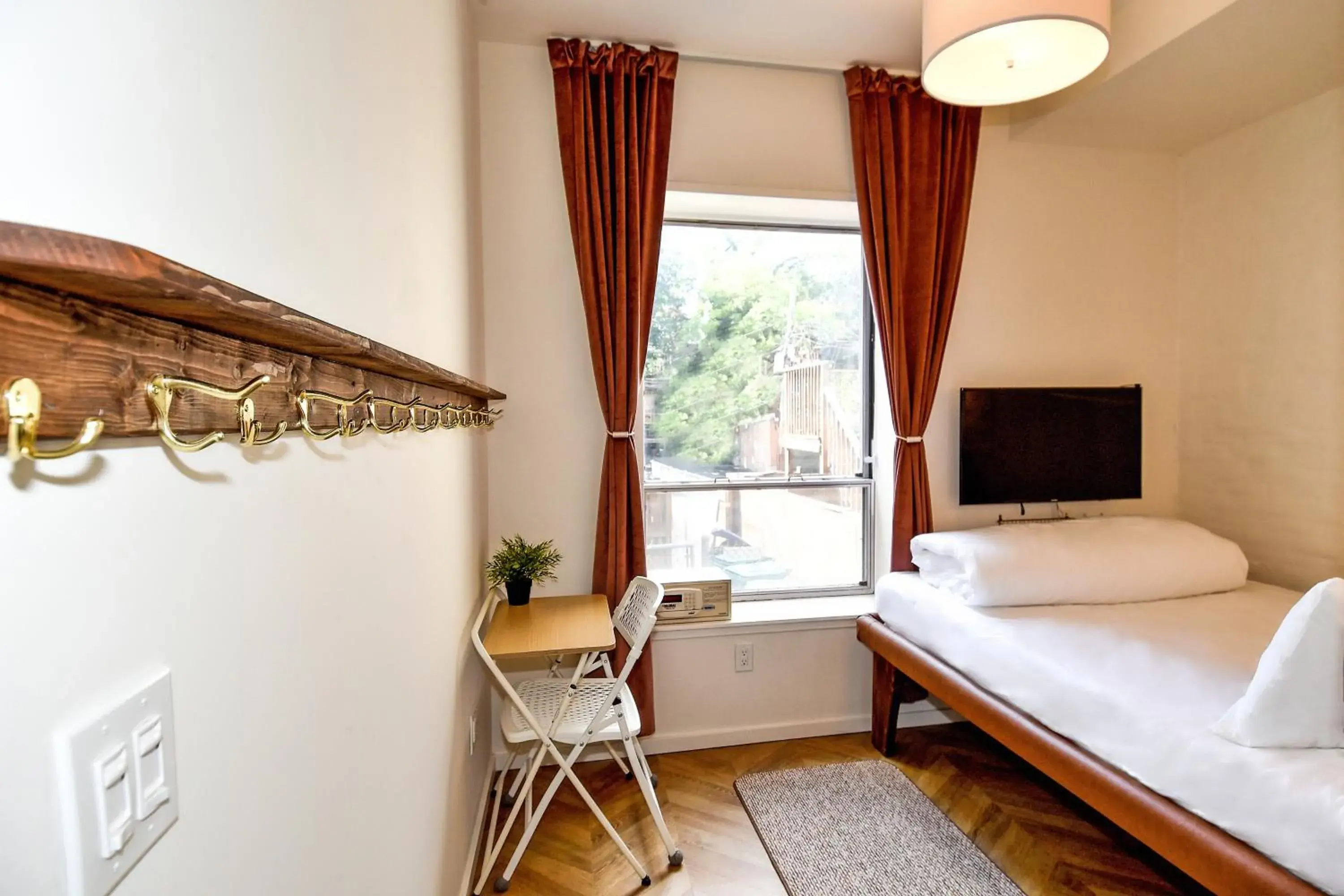 Lobby Level Deluxe Queen (Accessible) in HighRoad Washington DC Lobby Level Deluxe Queen (Accessible) in HighRoad Washington DC