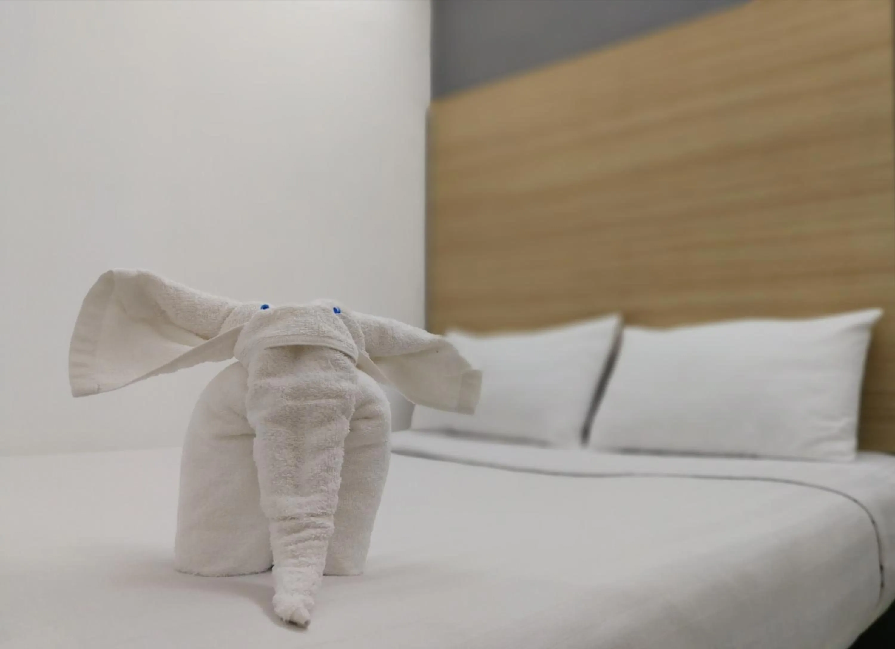 Bed in Dragon Door Hotel