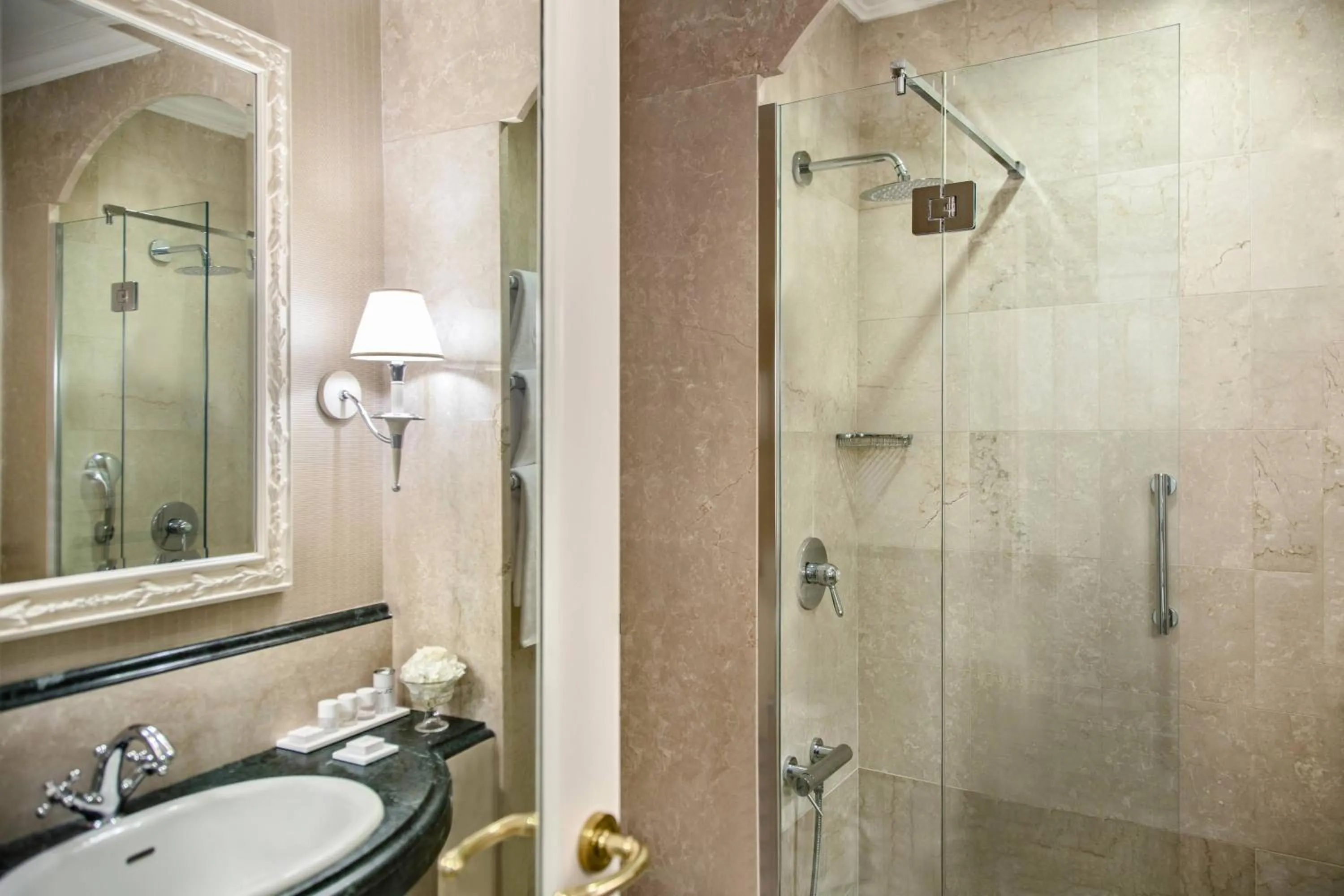 Bathroom in Rome Marriott Grand Hotel Flora