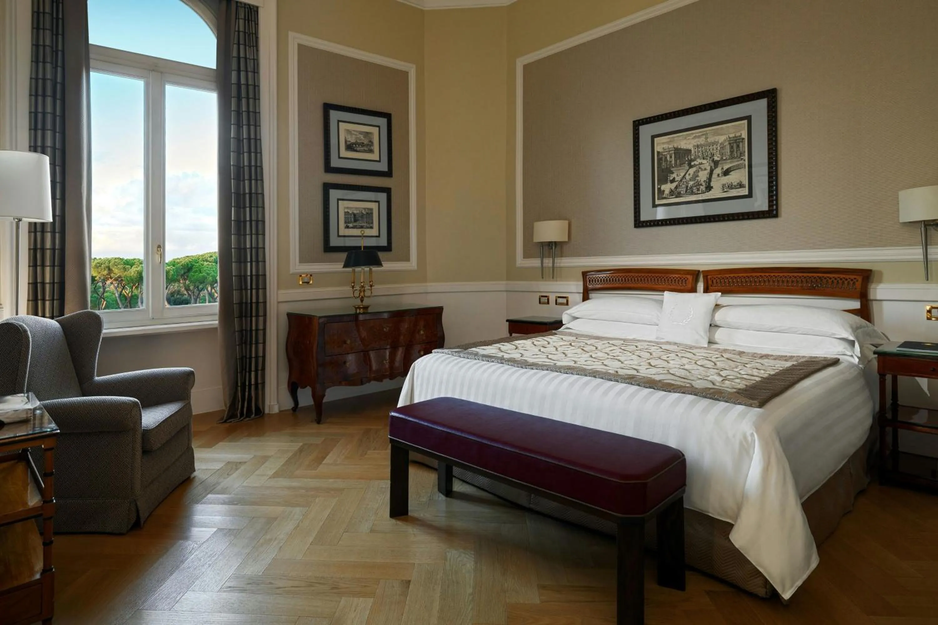 Bedroom, Bed in Rome Marriott Grand Hotel Flora