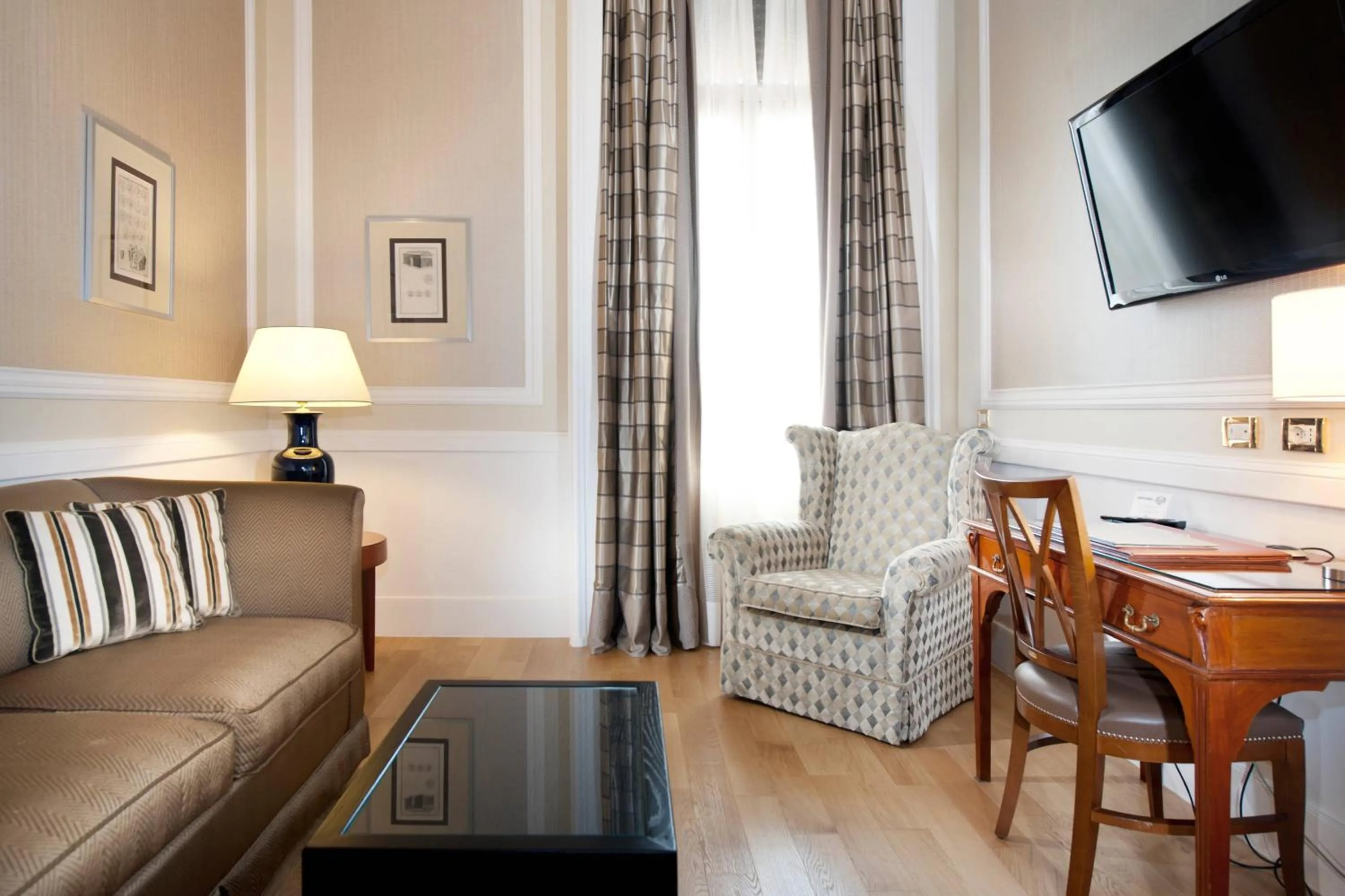 Living room in Rome Marriott Grand Hotel Flora