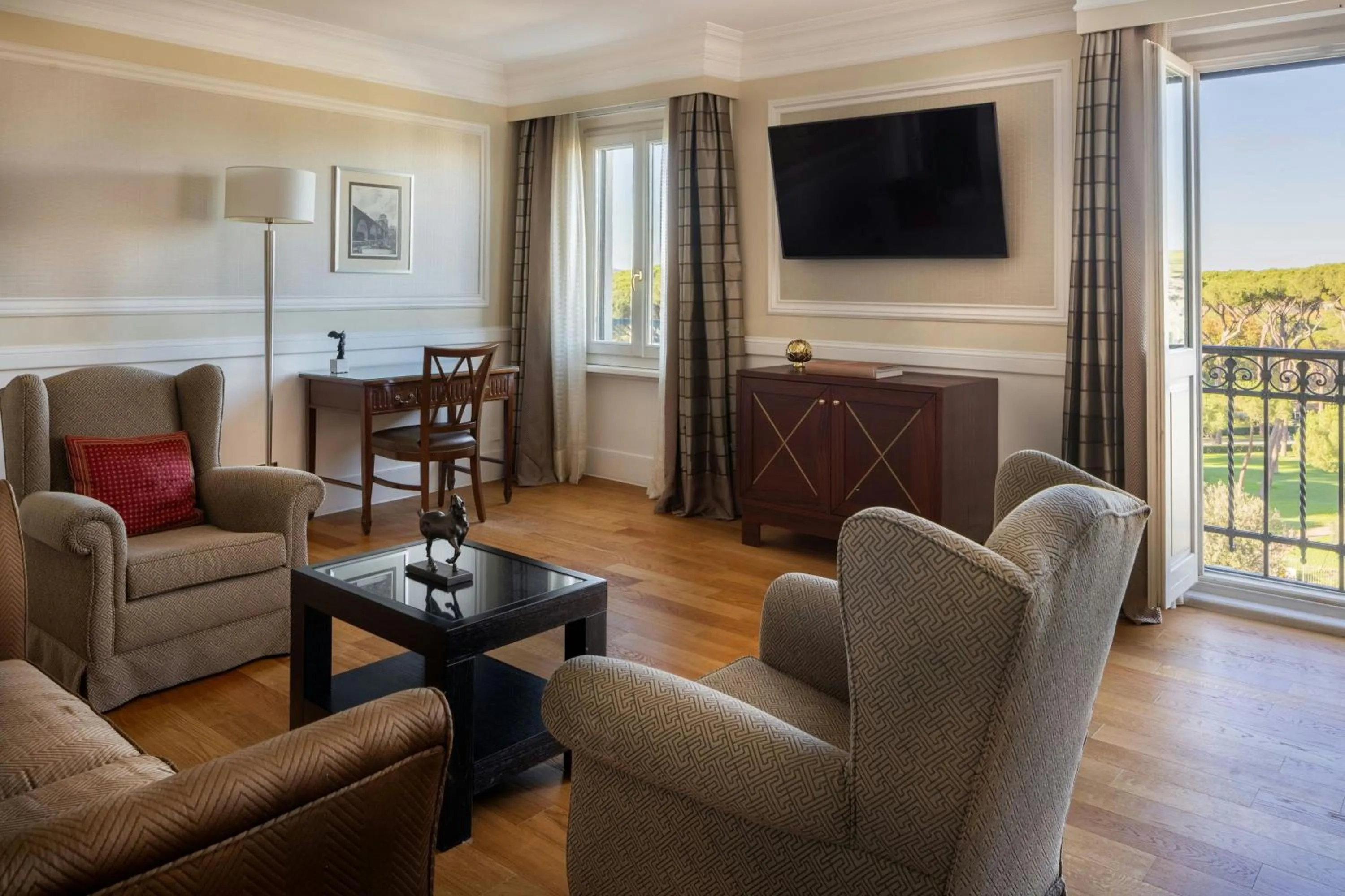 Living room in Rome Marriott Grand Hotel Flora