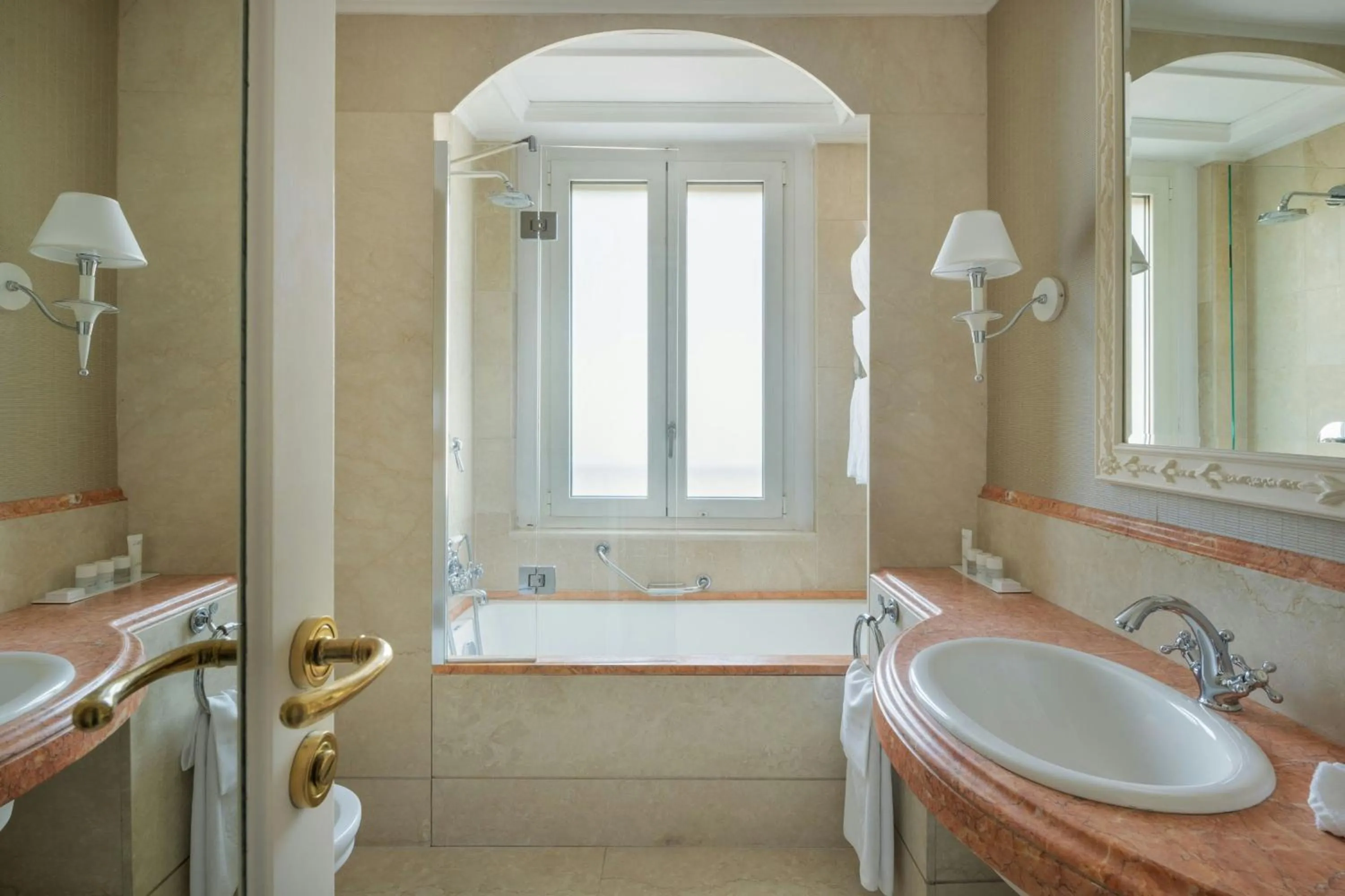 Bathroom in Rome Marriott Grand Hotel Flora