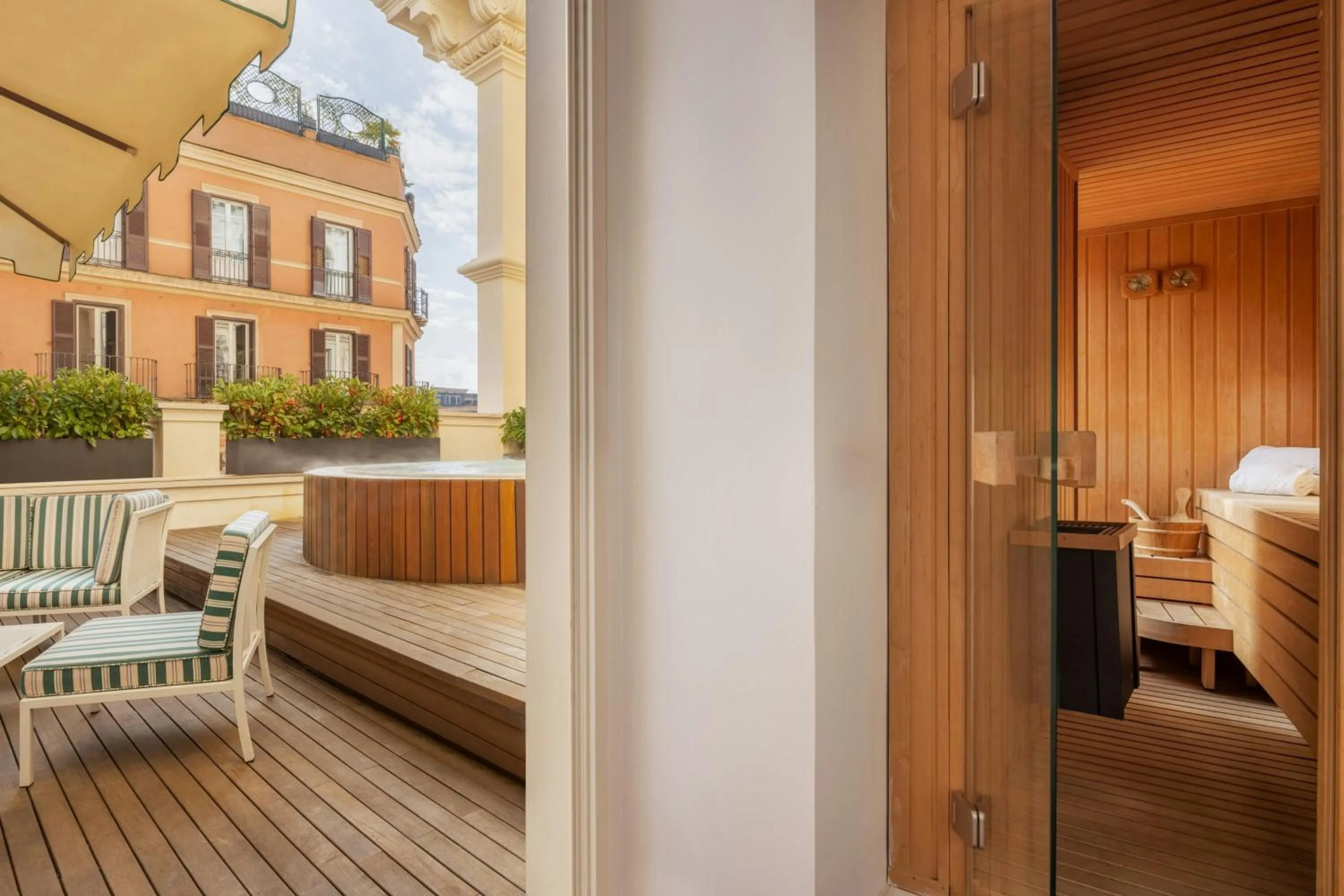 Photo of the whole room in Rome Marriott Grand Hotel Flora