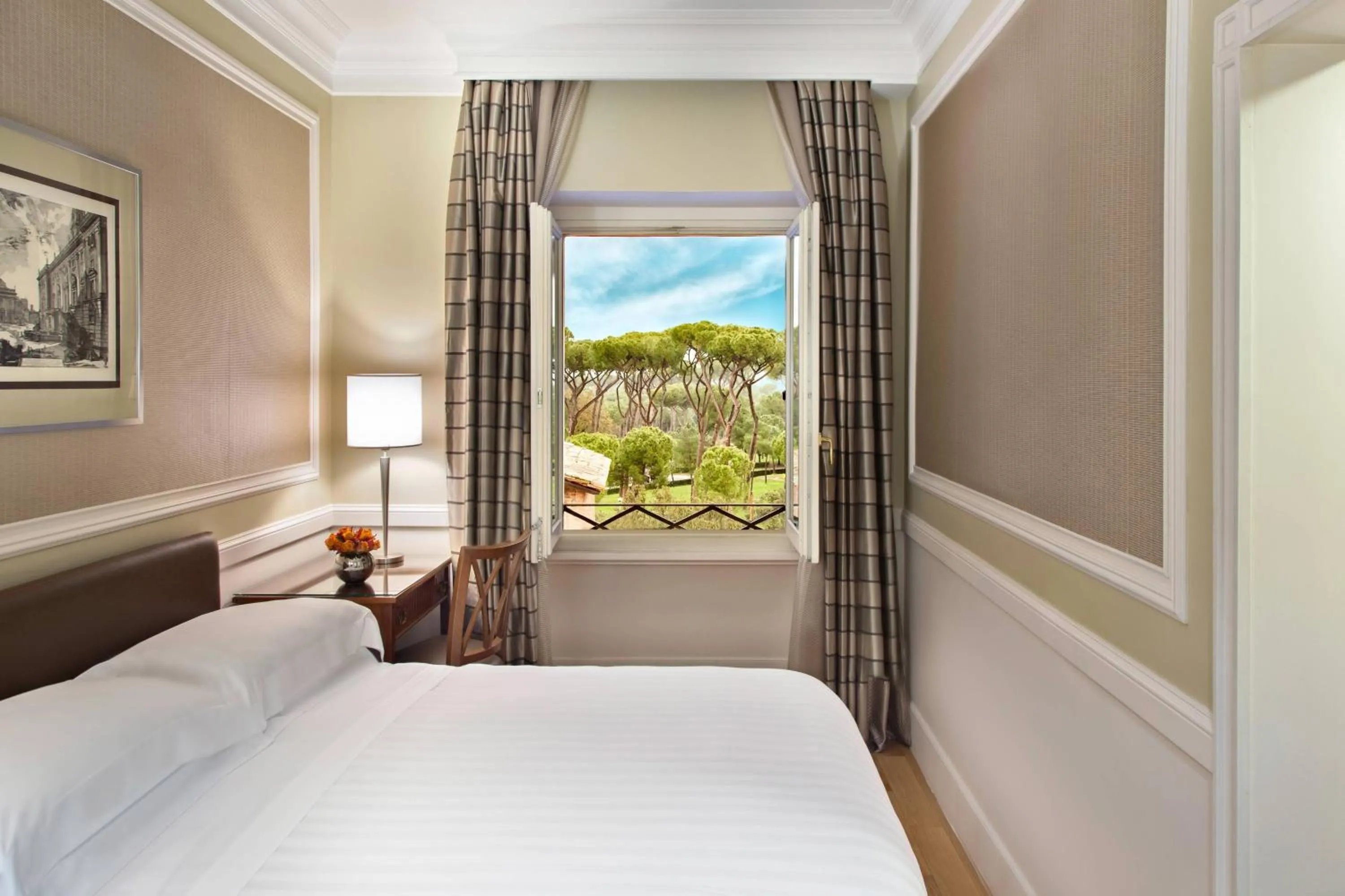 Photo of the whole room, Bed in Rome Marriott Grand Hotel Flora