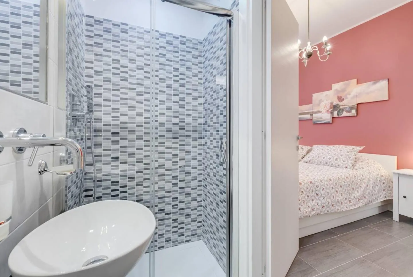 Bathroom, Bed in AV Domus Vatican St.Peter B&B