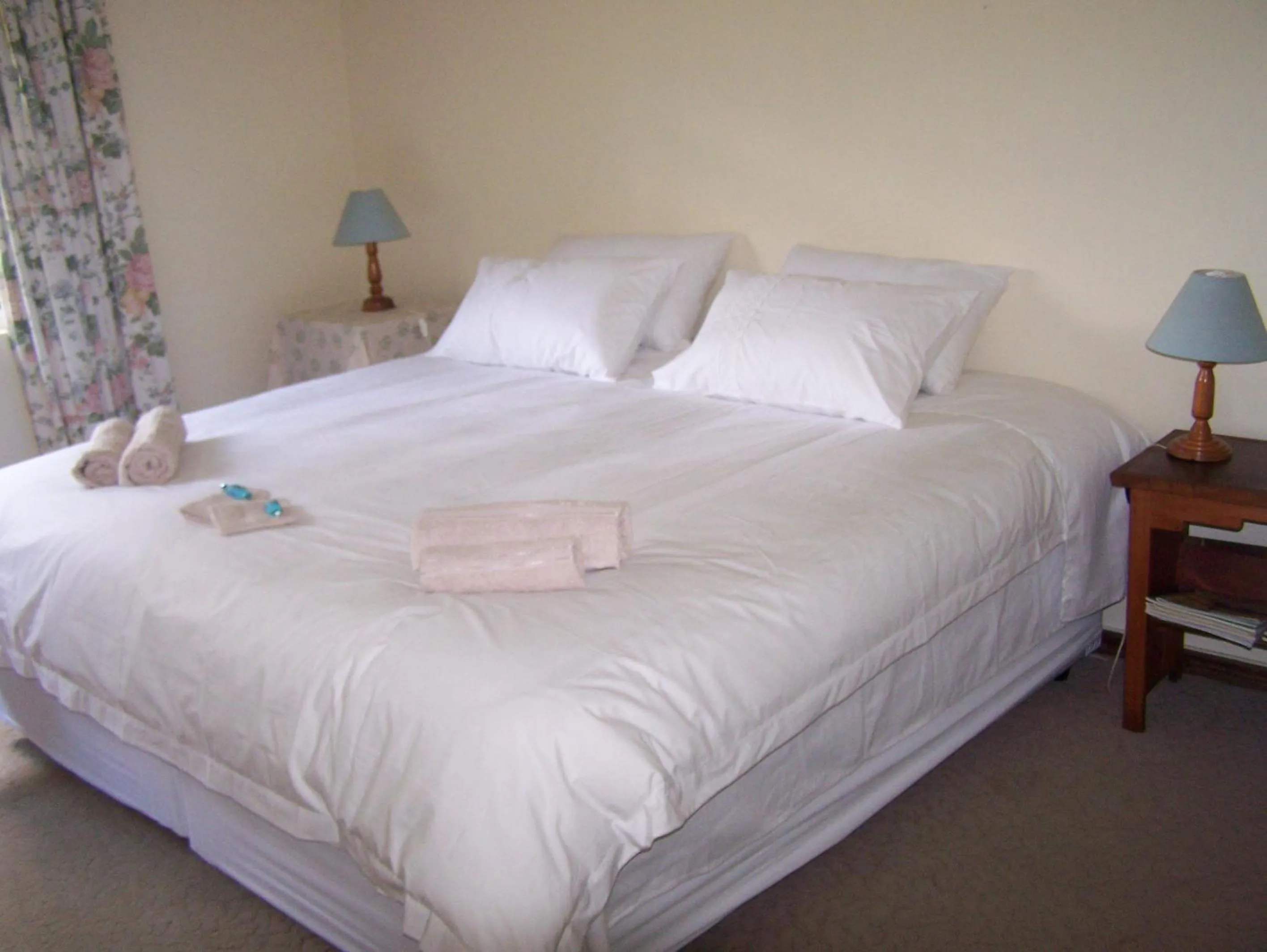 Double or Twin Room with Shared Bathroom - single occupancy in Cedar Garden