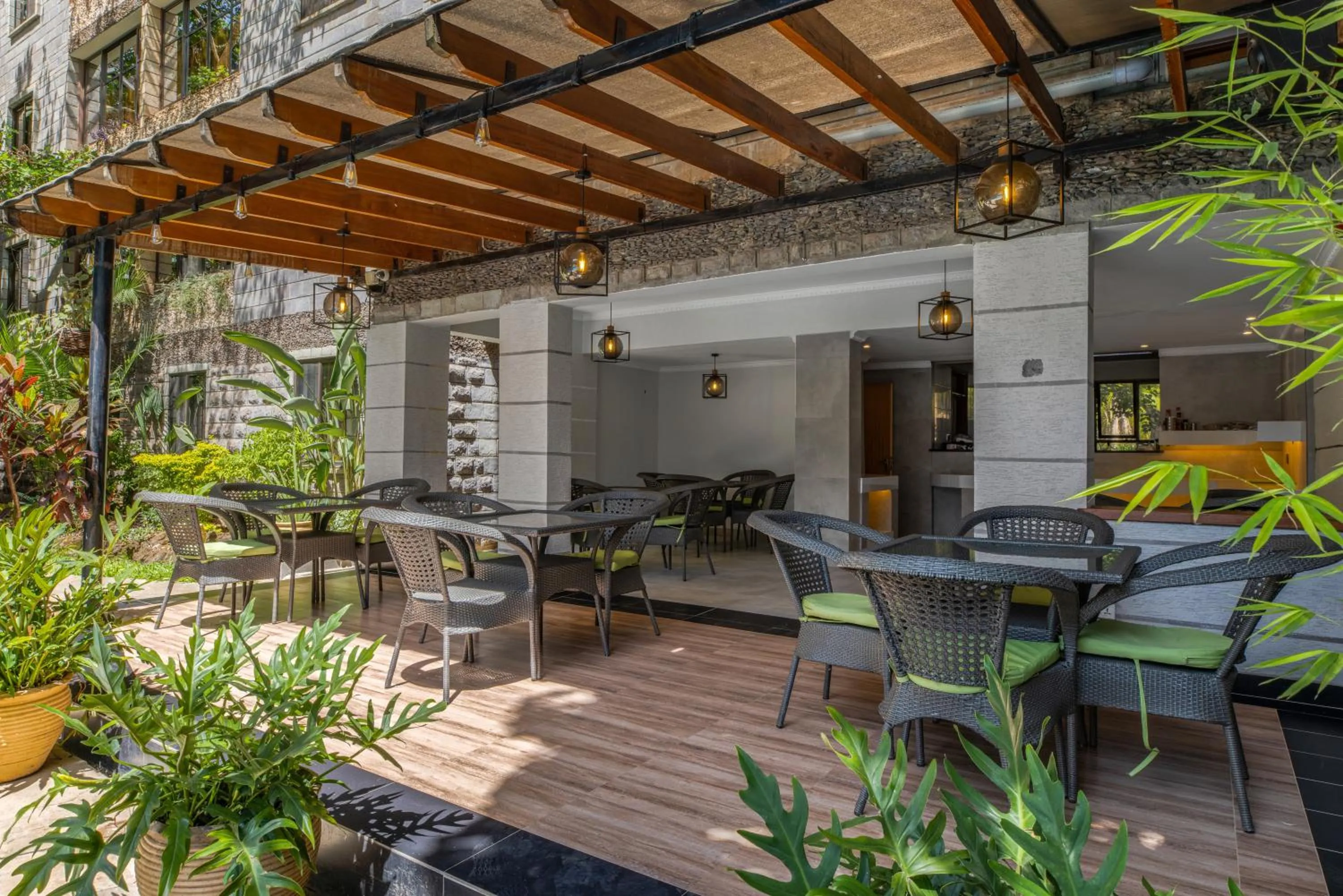 Restaurant/places to eat in Kates Apartments