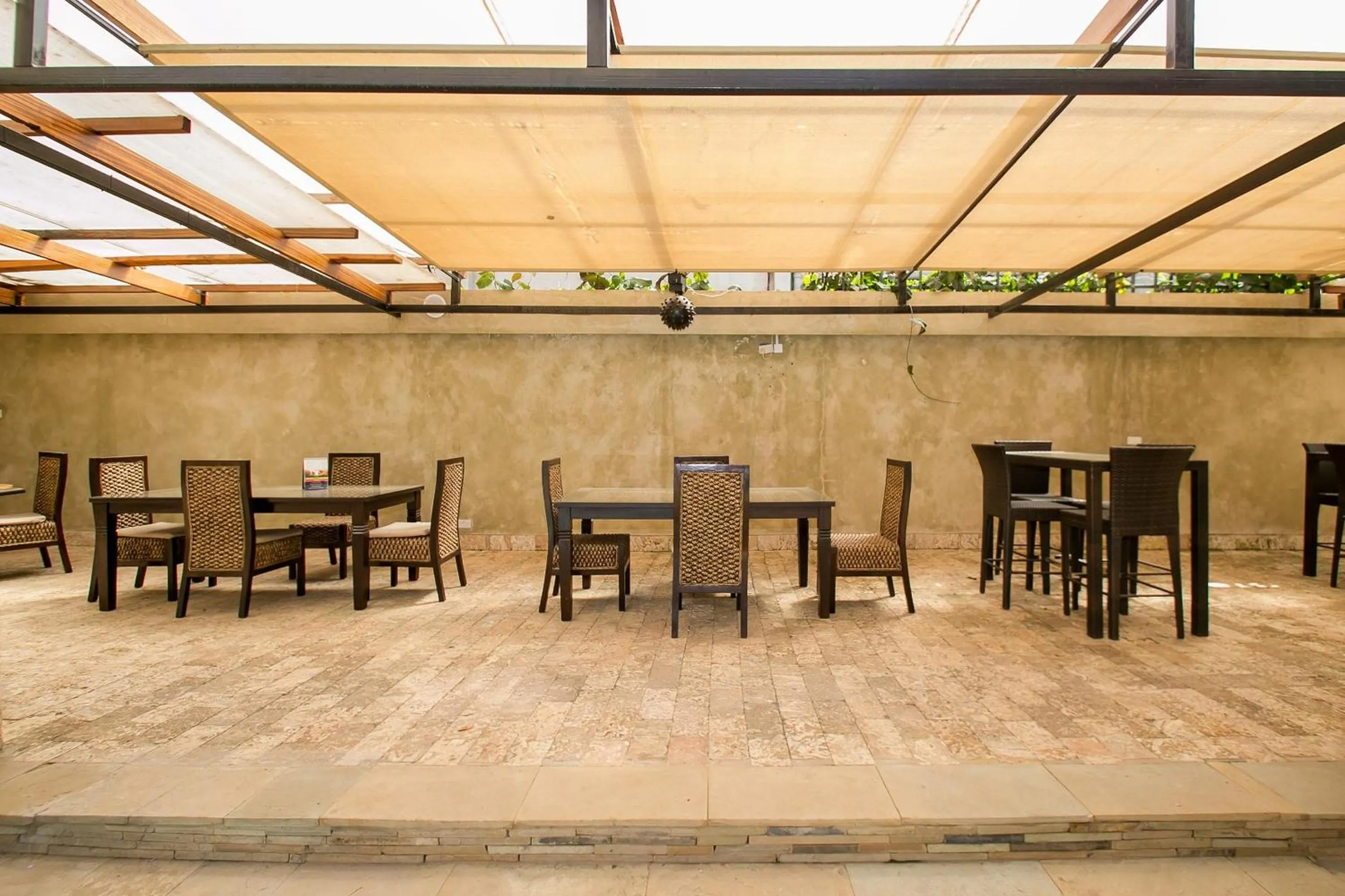 Restaurant/places to eat in Kates Apartments