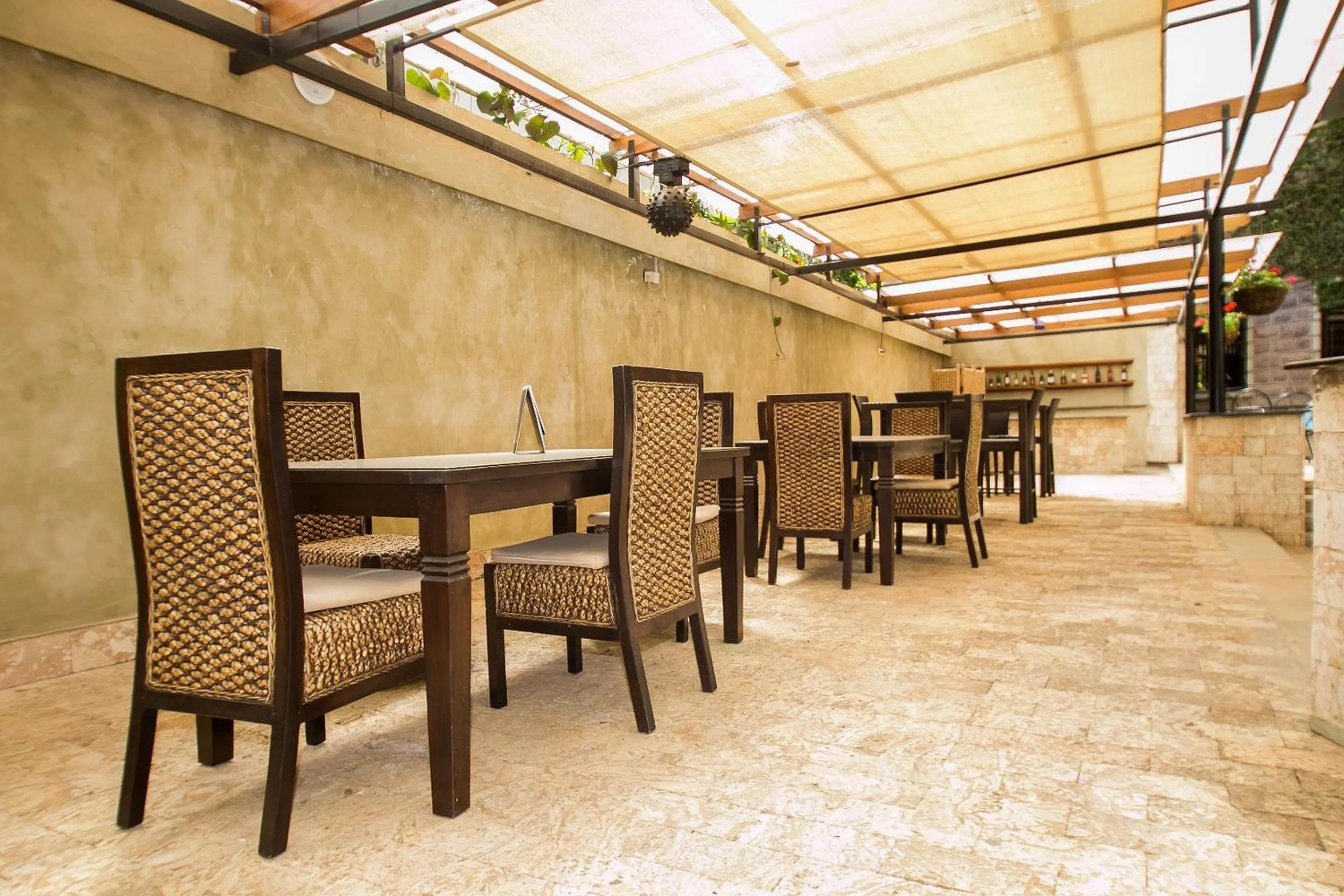 Restaurant/places to eat in Kates Apartments