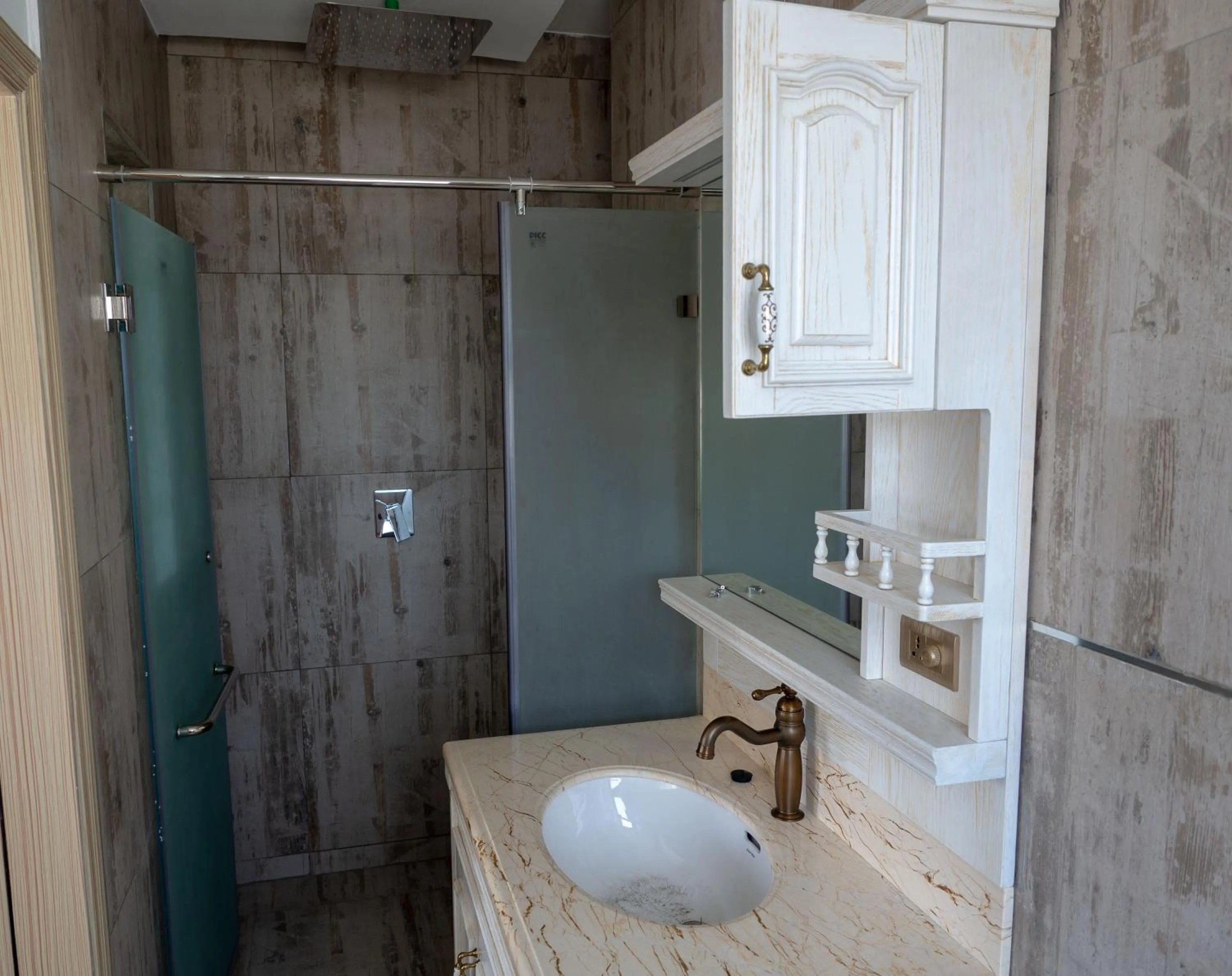 Bathroom in Kates Apartments