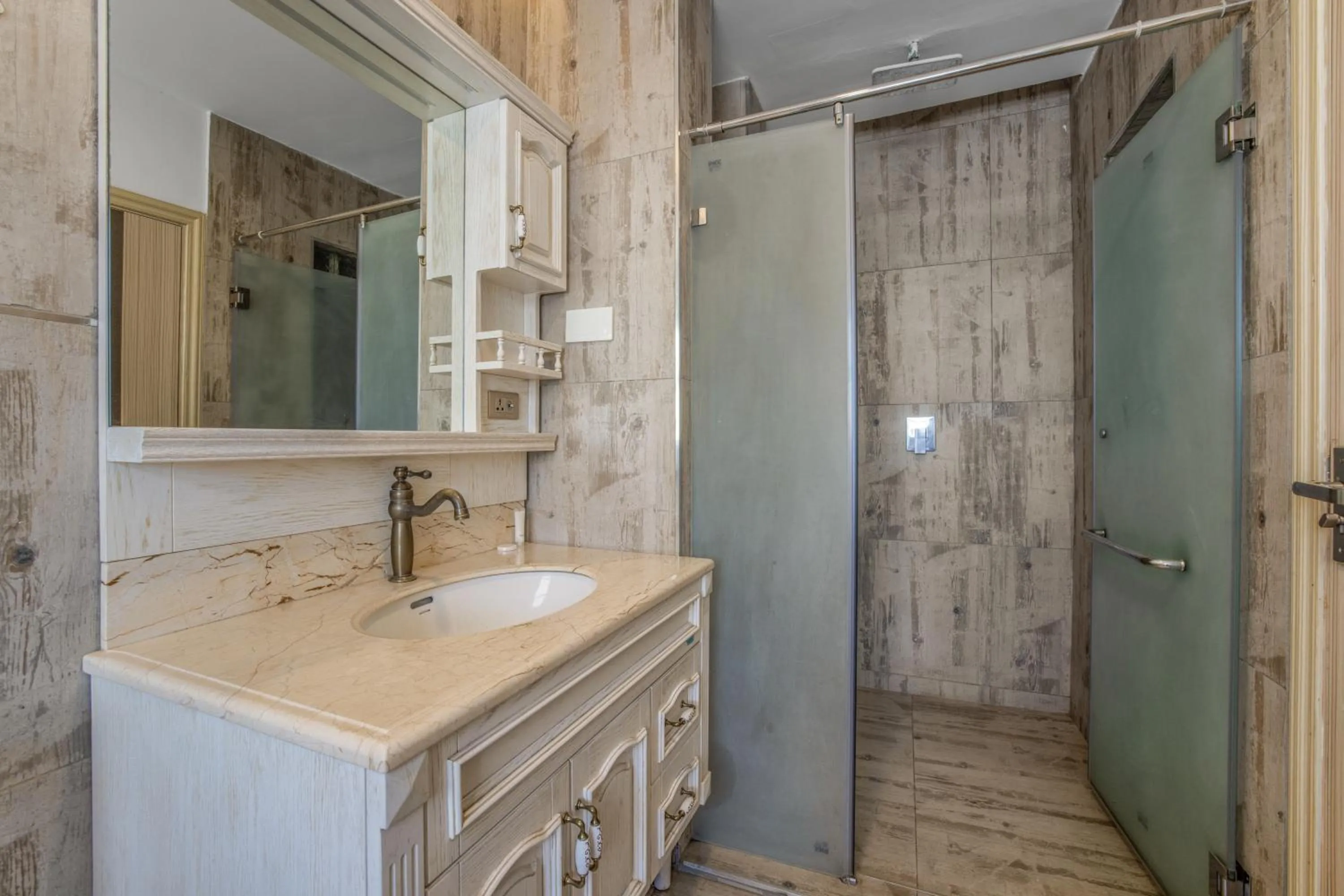 Shower in Kates Apartments