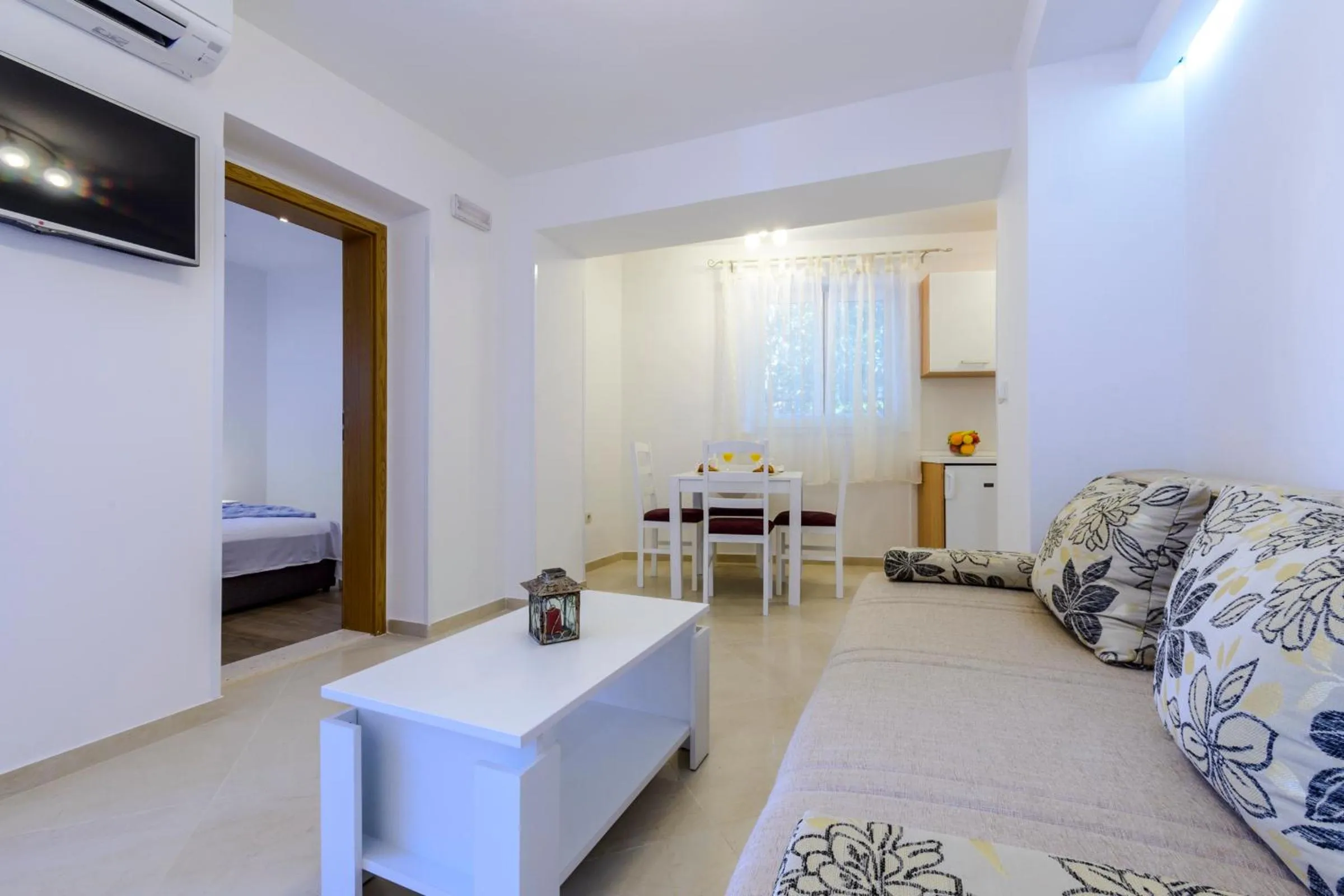 Restaurant/places to eat in Imperium Apartments