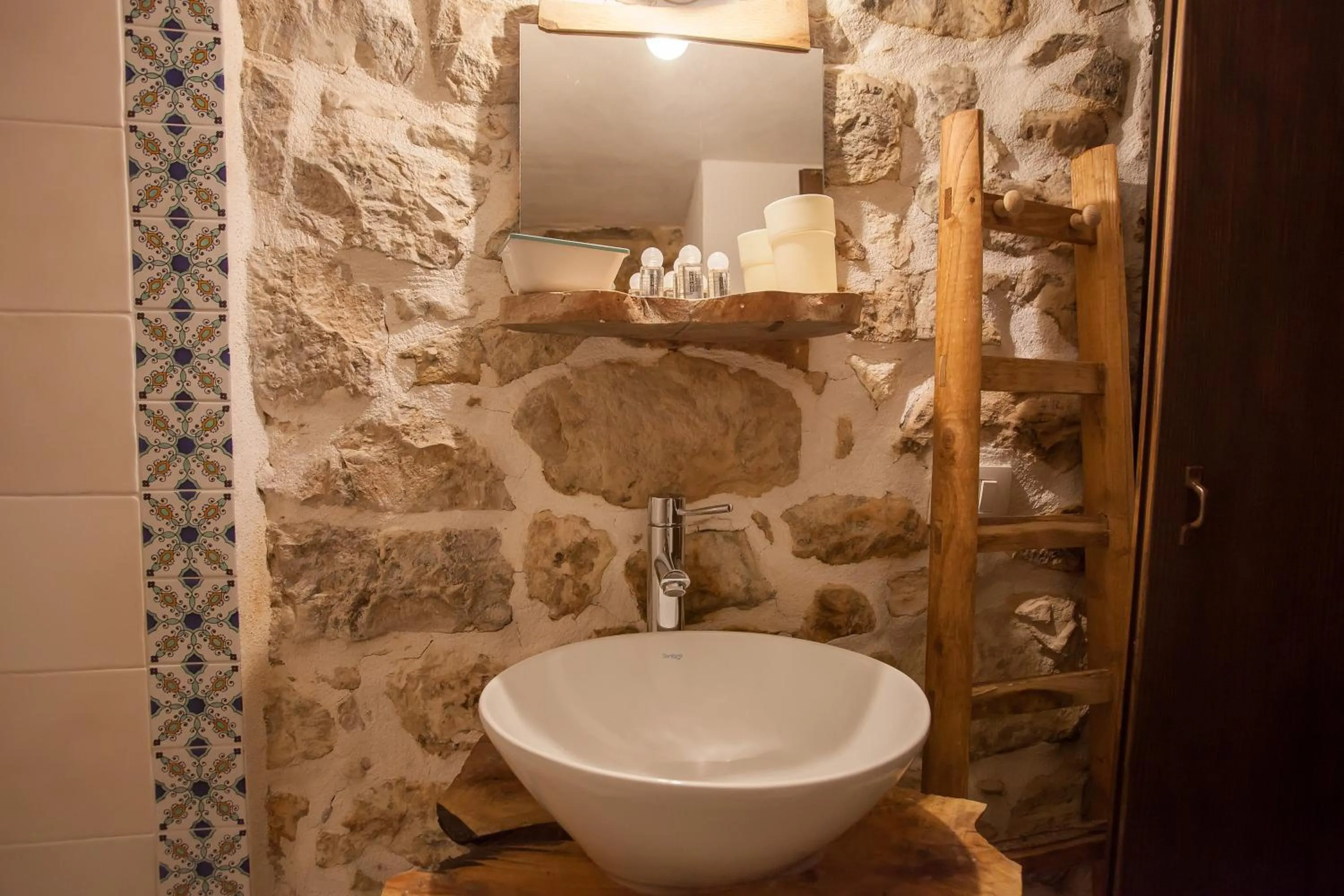 Bathroom in Si-Moutique, le Case-grotte degli Avi 2