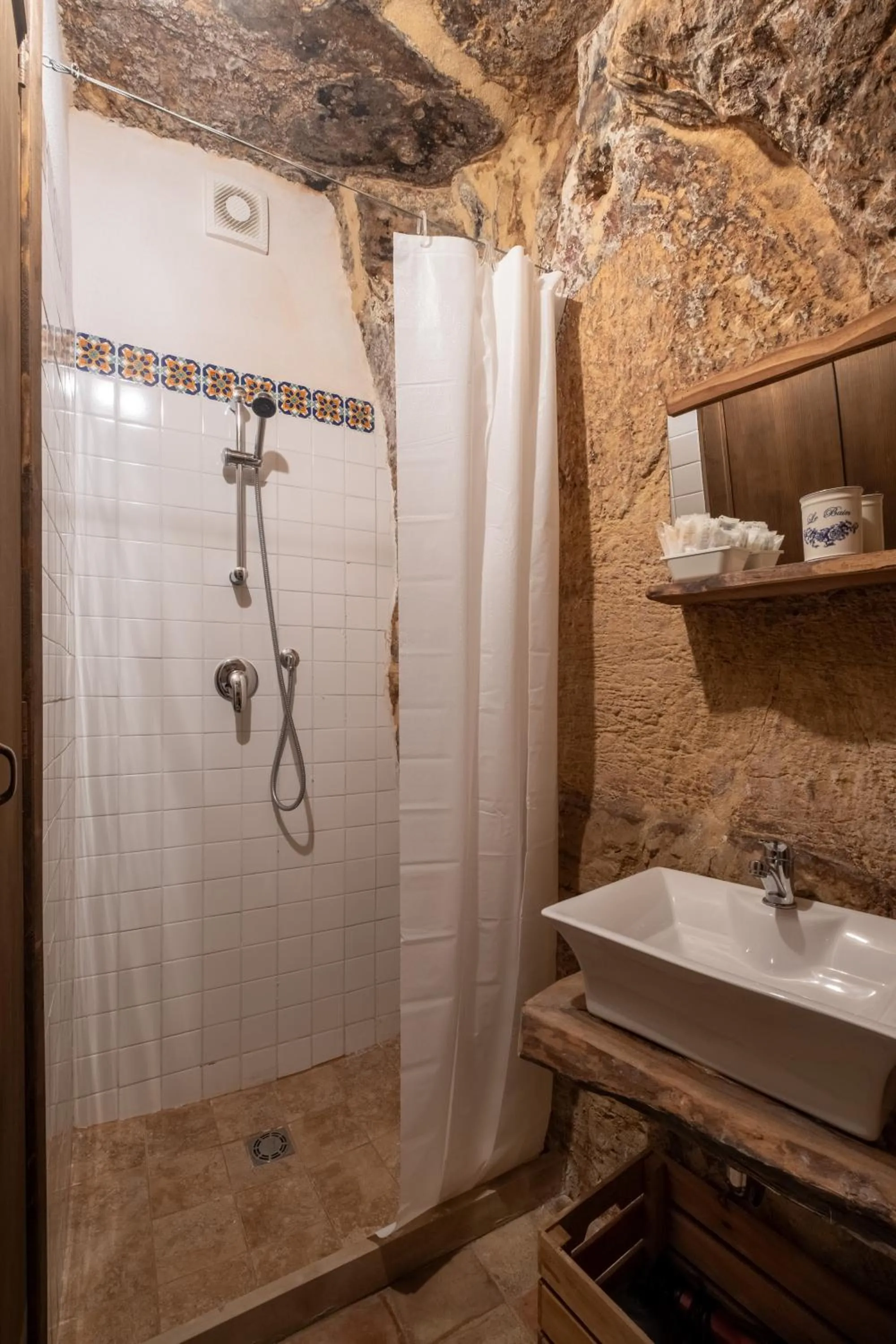 Shower in Si-Moutique, le Case-grotte degli Avi 2