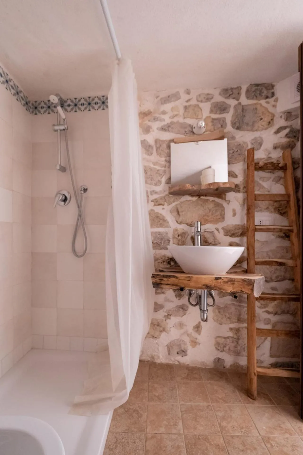 Bathroom in Si-Moutique, le Case-grotte degli Avi 2