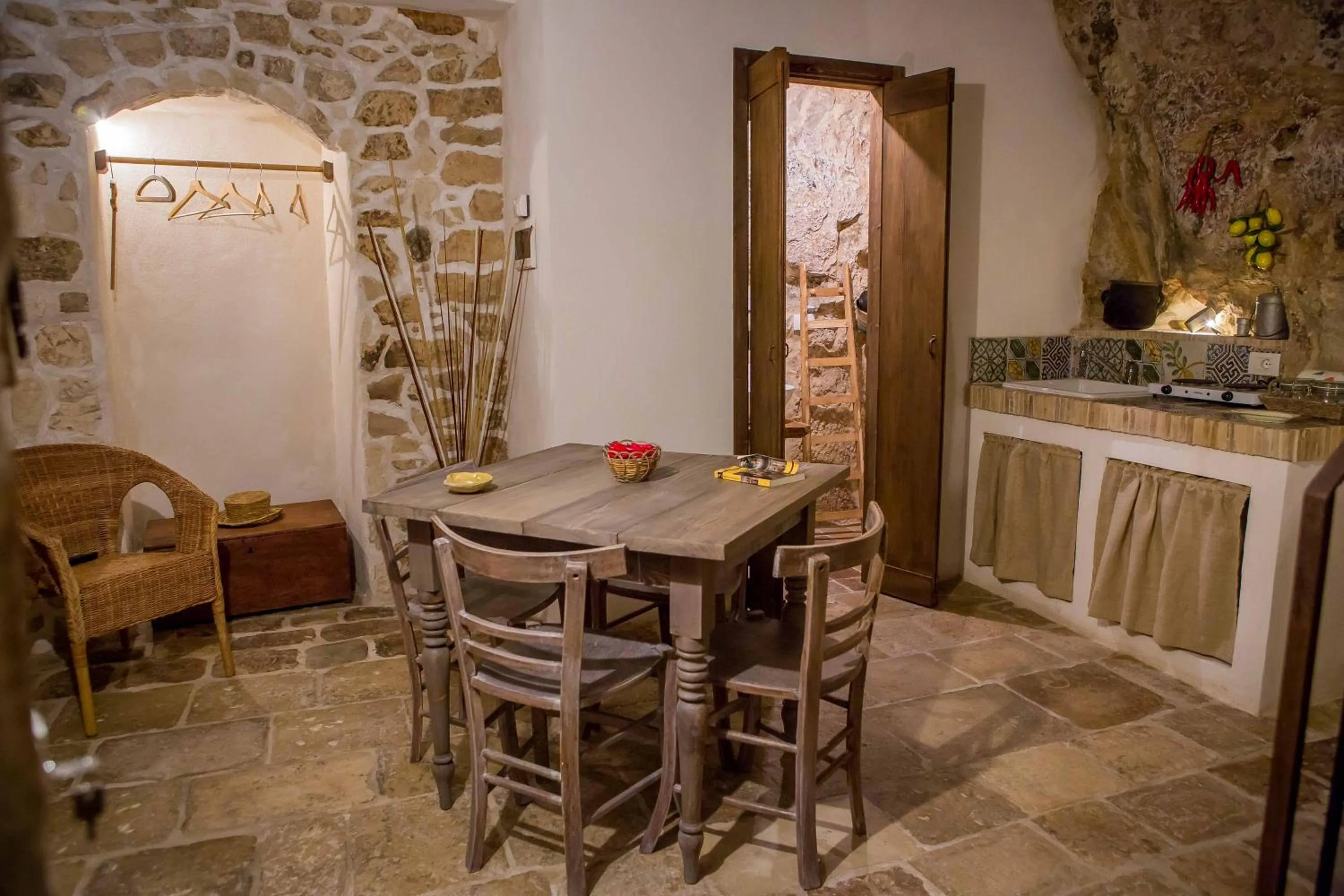 Dining area in Si-Moutique, le Case-grotte degli Avi 2
