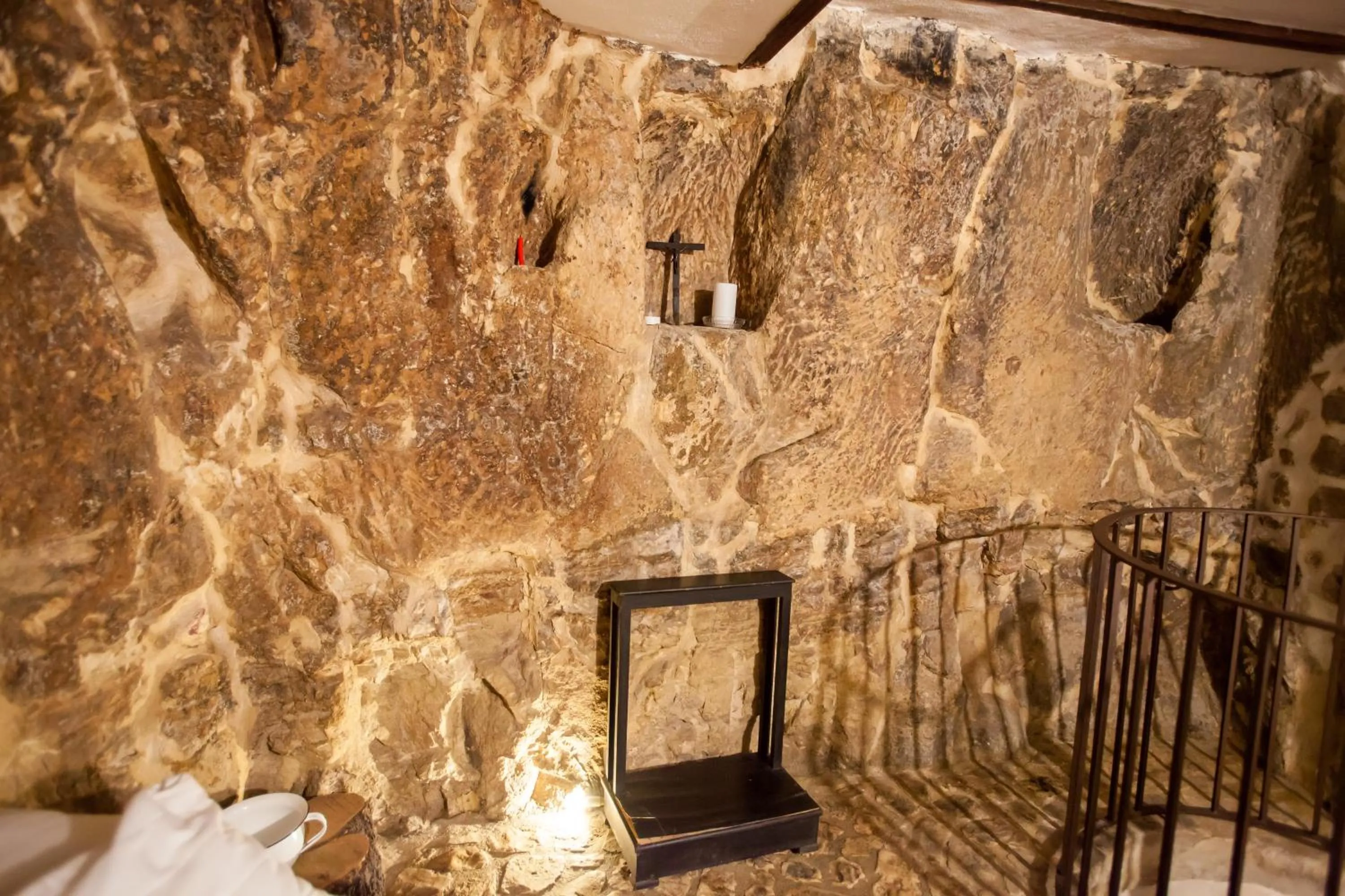 Decorative detail in Si-Moutique, le Case-grotte degli Avi 2