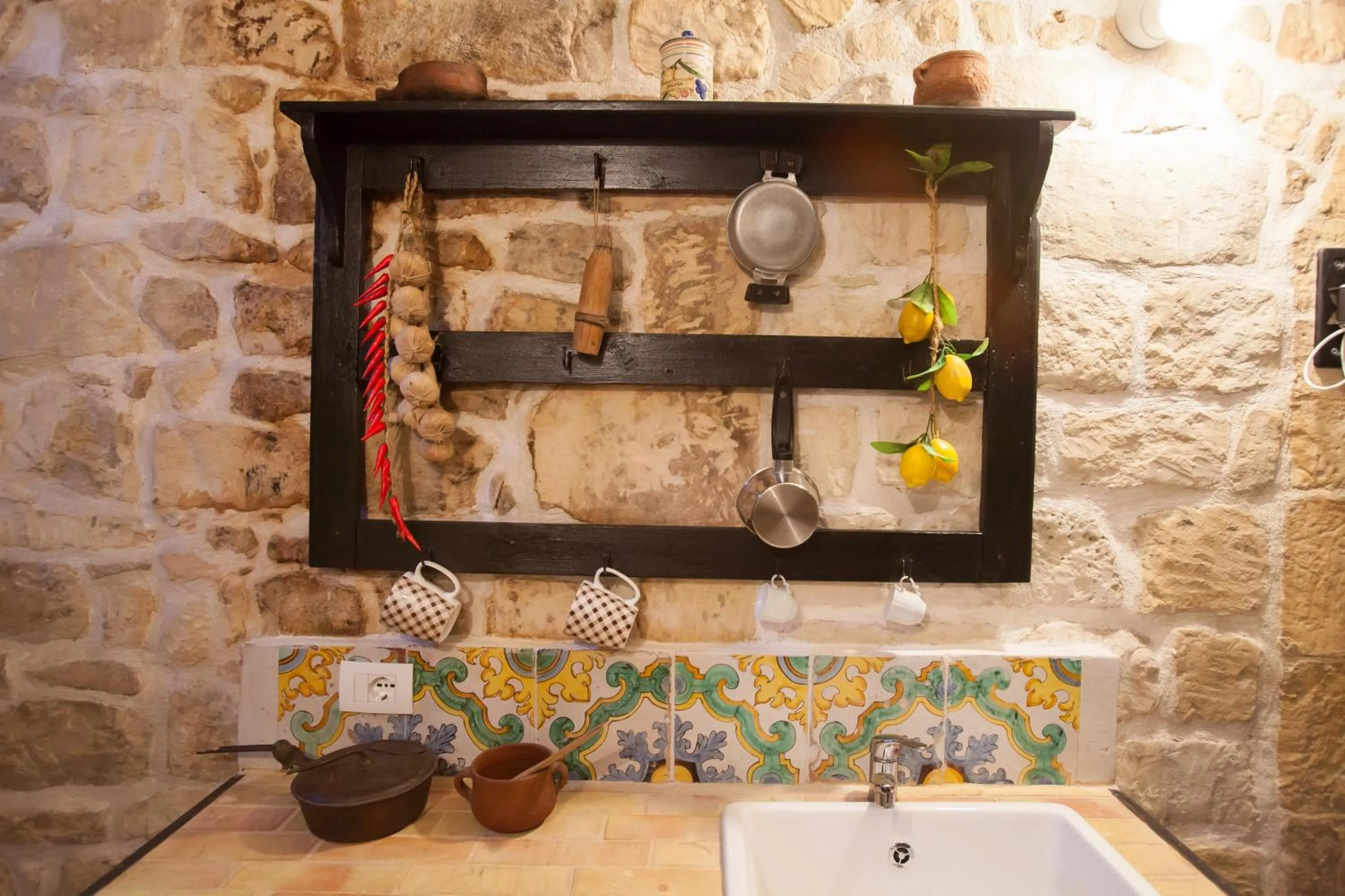 Kitchen or kitchenette in Si-Moutique, le Case-grotte degli Avi 2
