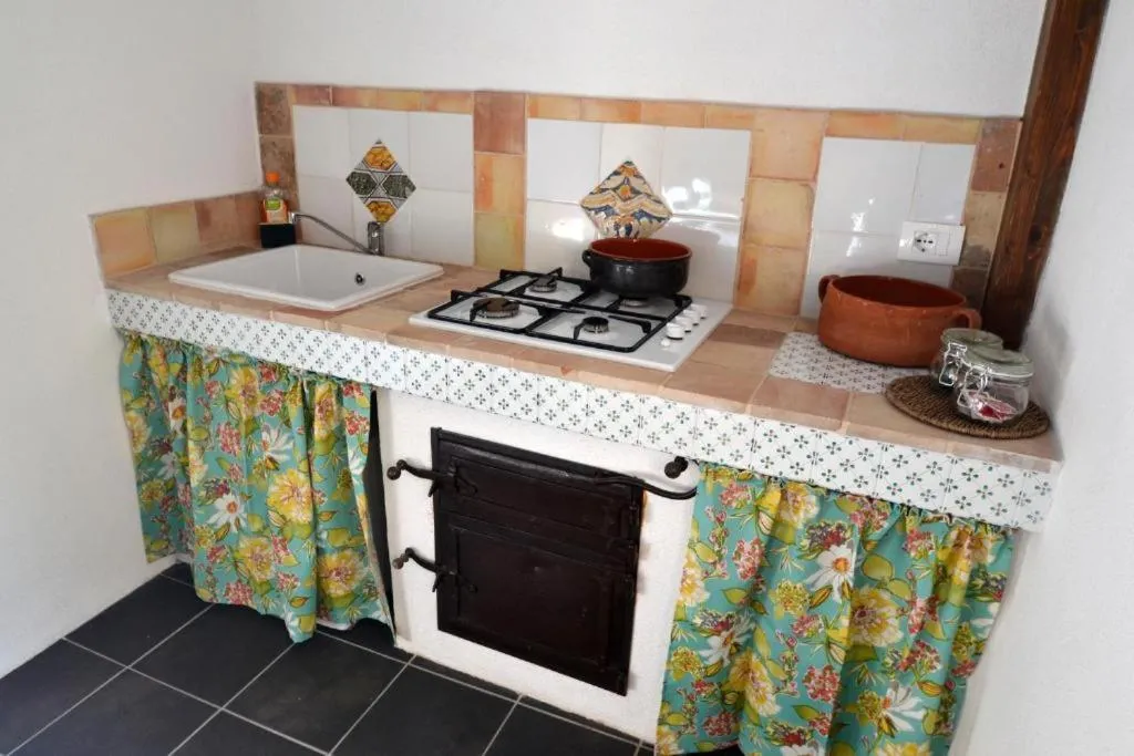 Kitchen or kitchenette in Si-Moutique, le Case-grotte degli Avi 2