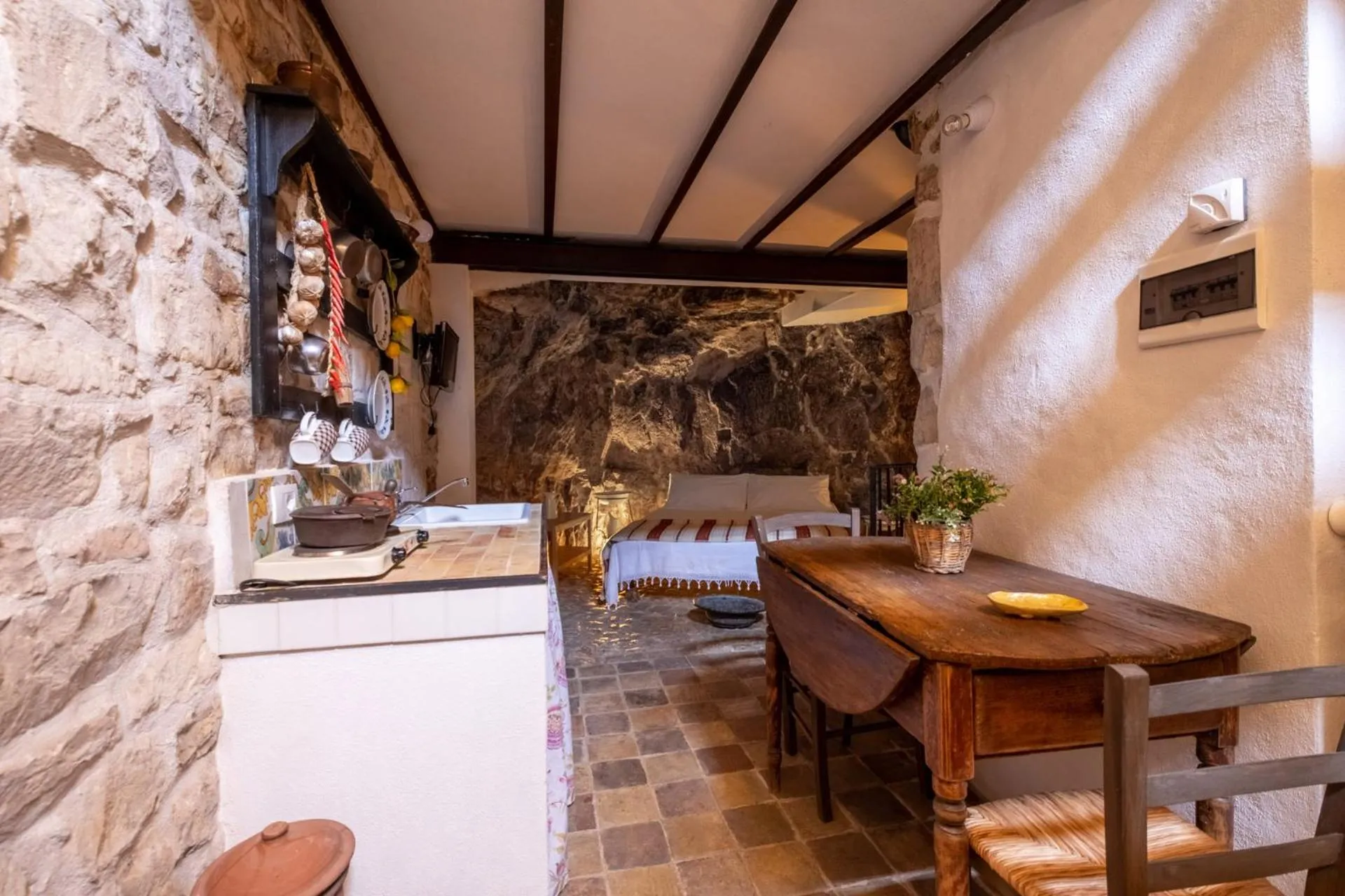 Photo of the whole room in Si-Moutique, le Case-grotte degli Avi 2